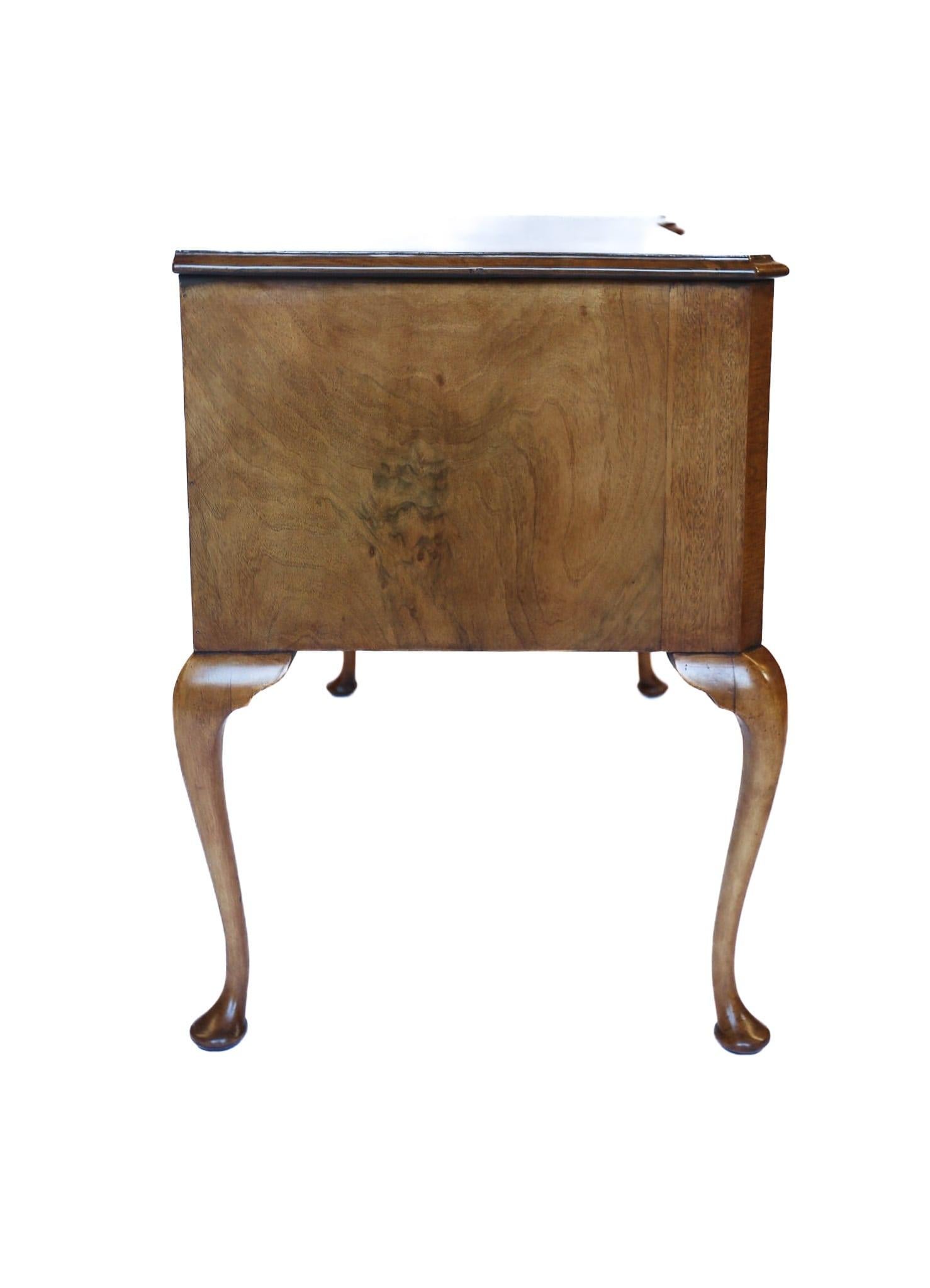 Metà XX secolo Tavolino da toilette in radica di Queen Anne del 1930 circa in vendita