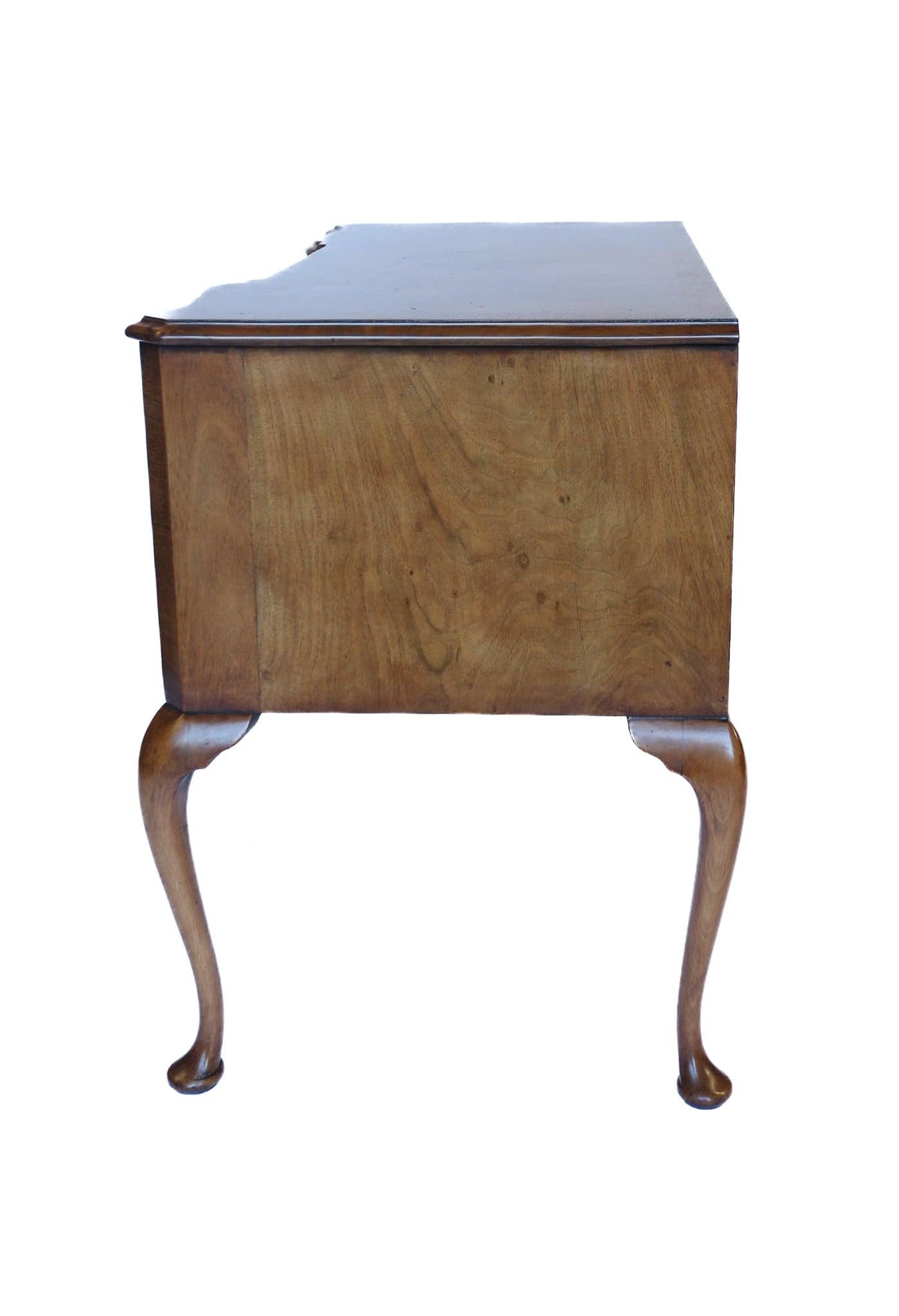 Tavolino da toilette in radica di Queen Anne del 1930 circa in vendita 1