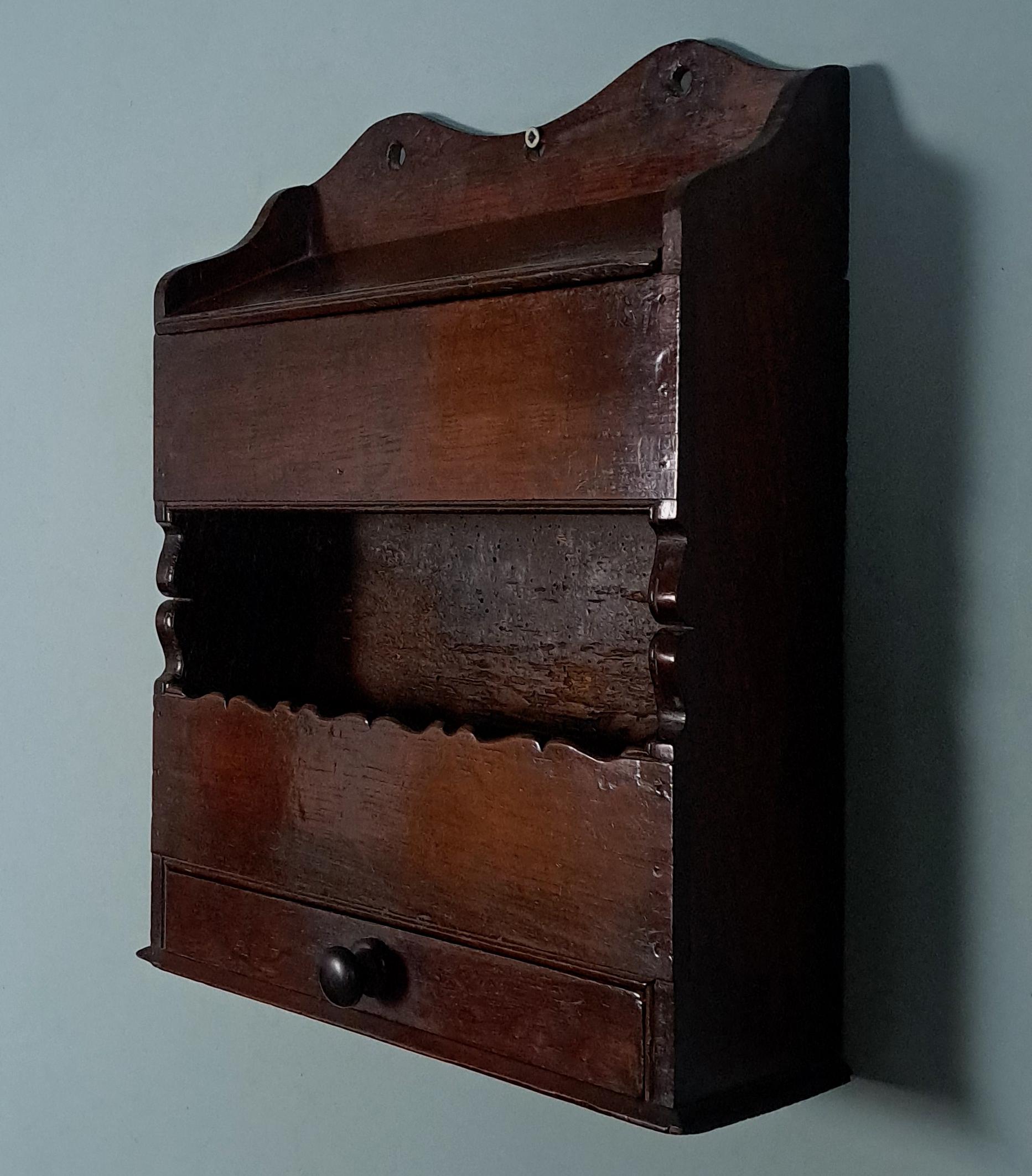 Queen Anne Kerzensalz und Schlüssel Wandhängende Ulmenkiste um 1710 im Zustand „Gut“ im Angebot in Heathfield, GB