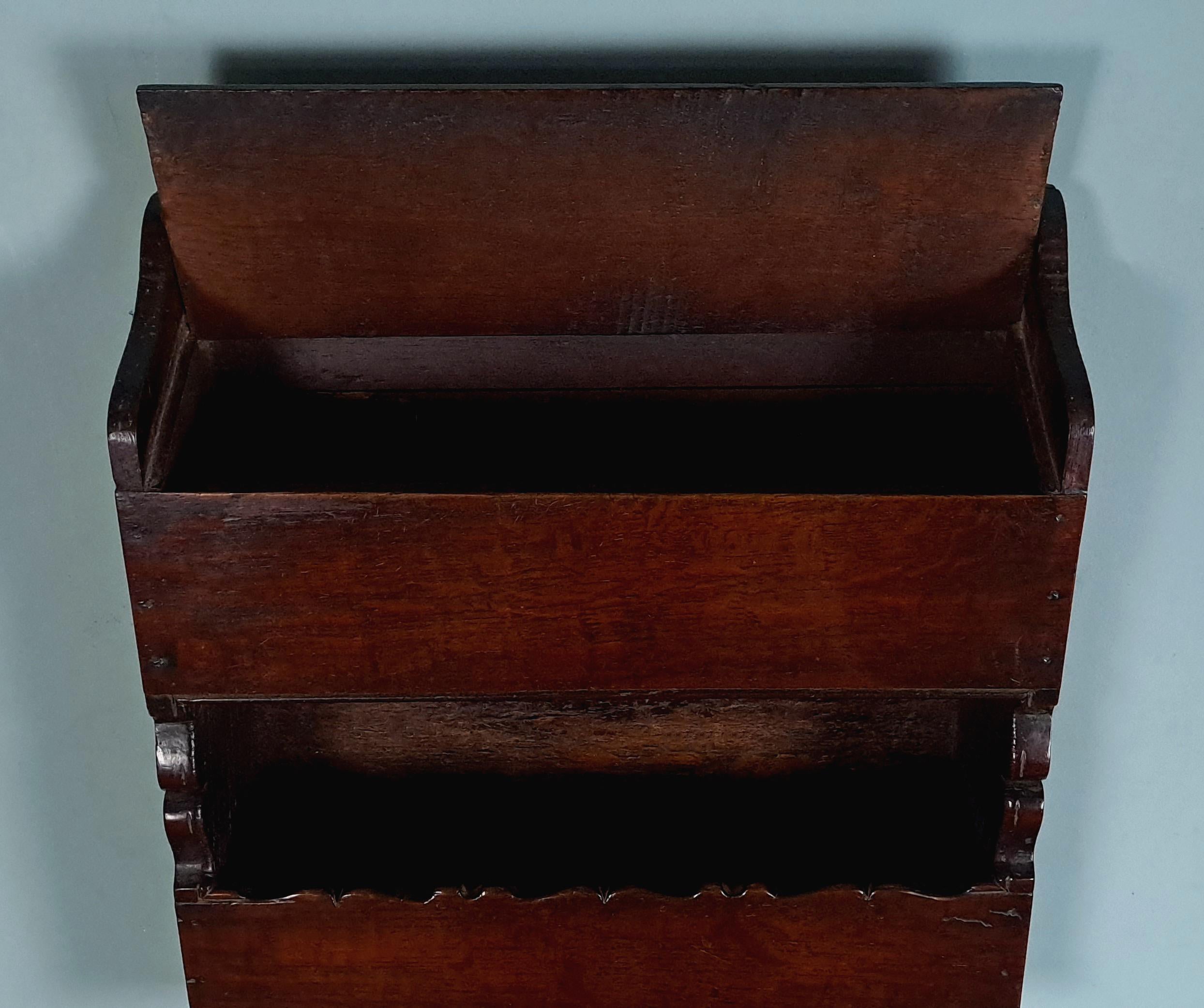Queen Anne Kerzensalz und Schlüssel Wandhängende Ulmenkiste um 1710 im Angebot 1