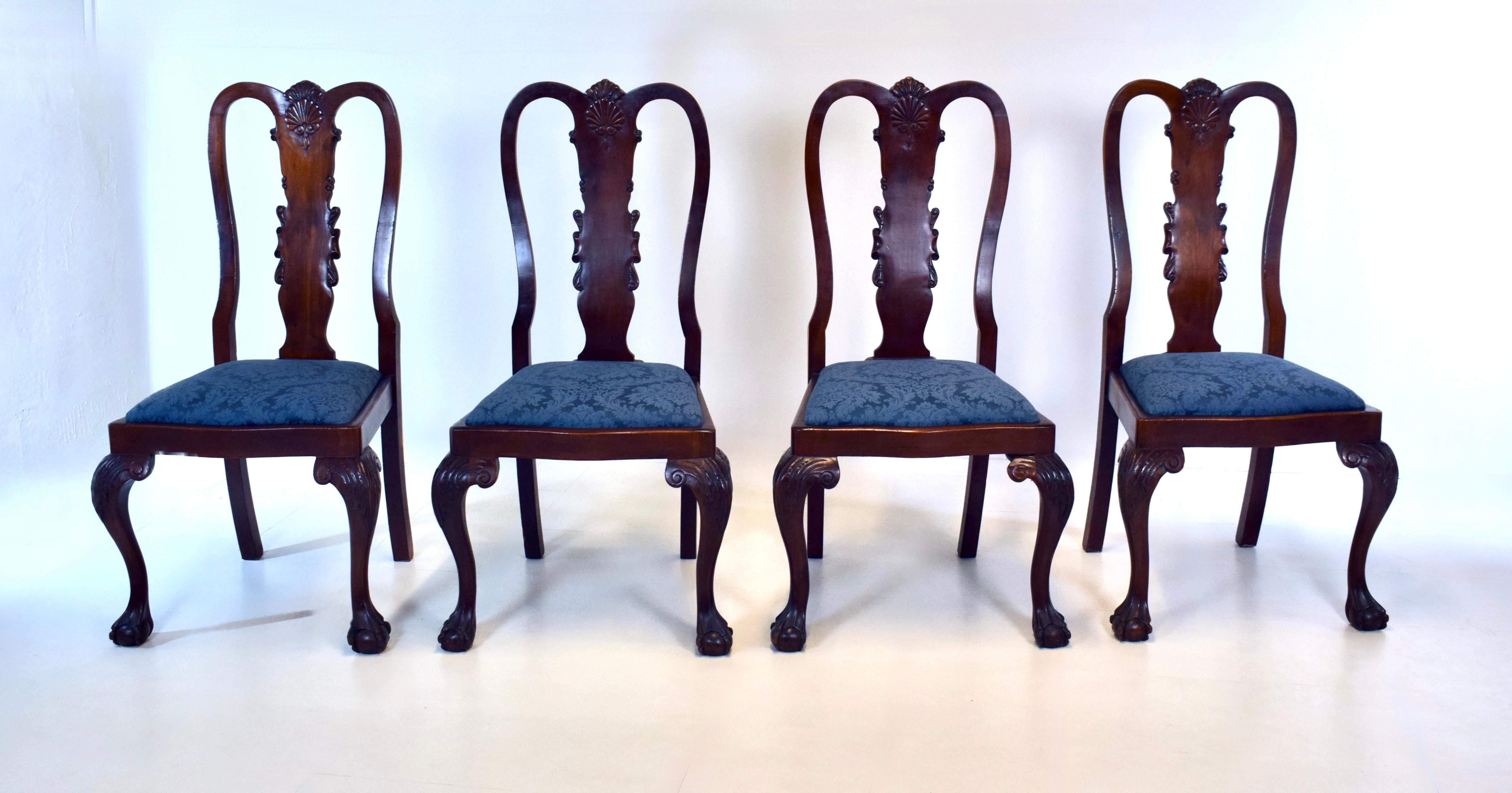 Juego de cuatro sillas de comedor inglesas de caoba de la reina Ana, talladas a mano en las tablillas, las patas y la bola con patas de garra.  Las sillas están totalmente restauradas y tapizadas en un llamativo damasco azul francés. Un elegante