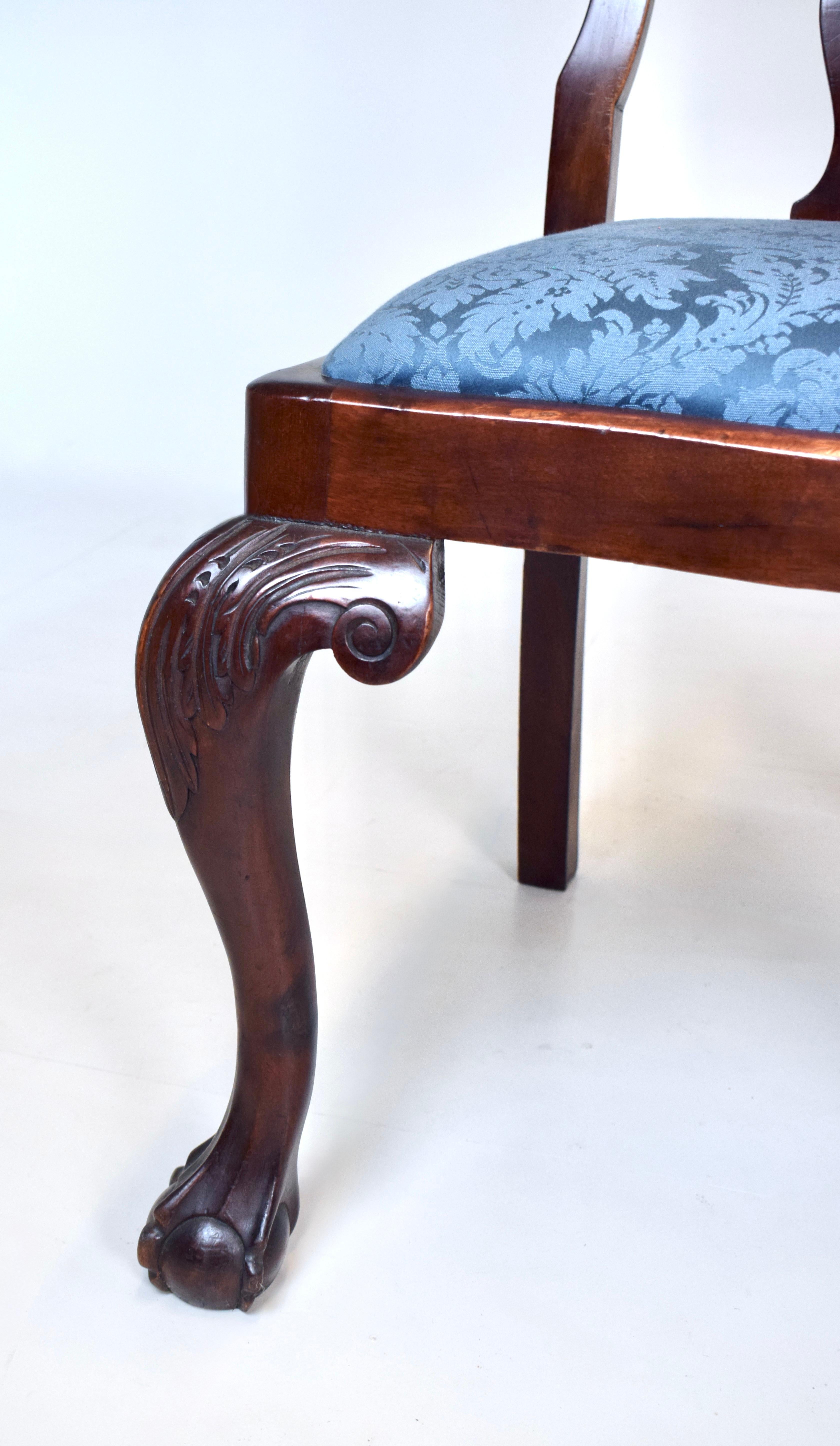 Sillas de comedor Queen Anne de caoba tallada Damasco en venta