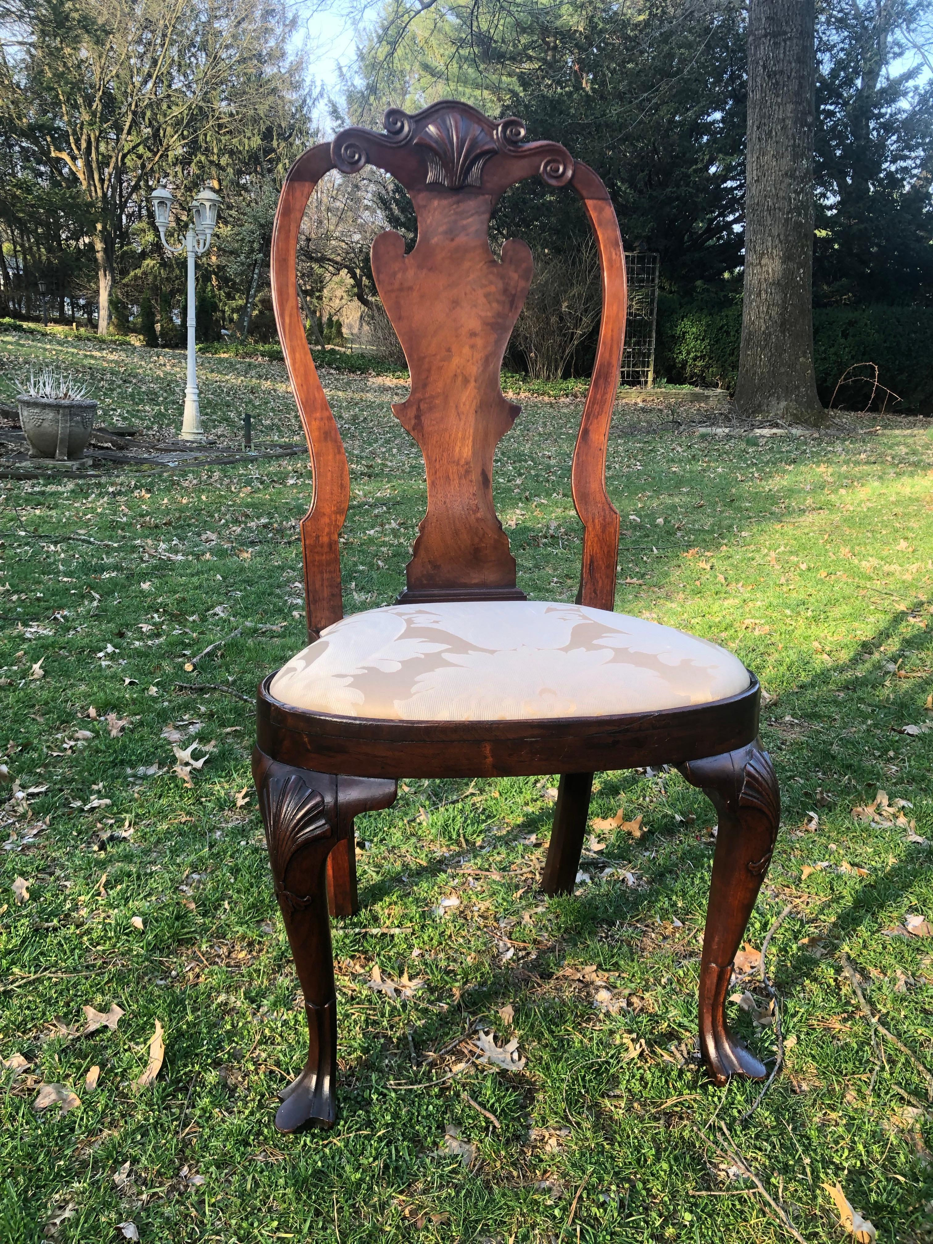 Queen Anne Carved Walnut Side Chair, Philadelphia, circa 1750 In Good Condition For Sale In Allentown, PA