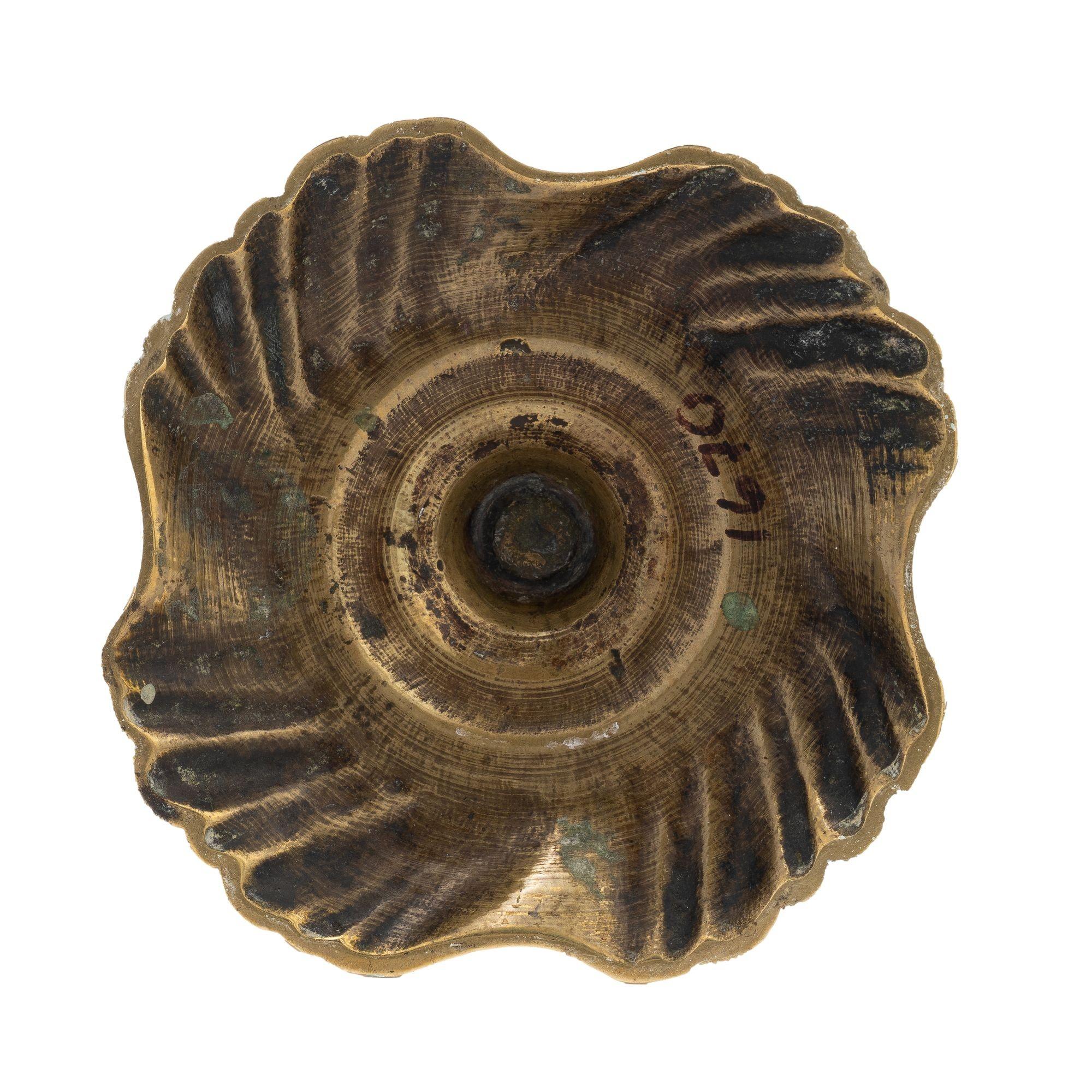 Candeliere con base a spirale in ottone fuso Queen Anne, 1750-75 in vendita 1