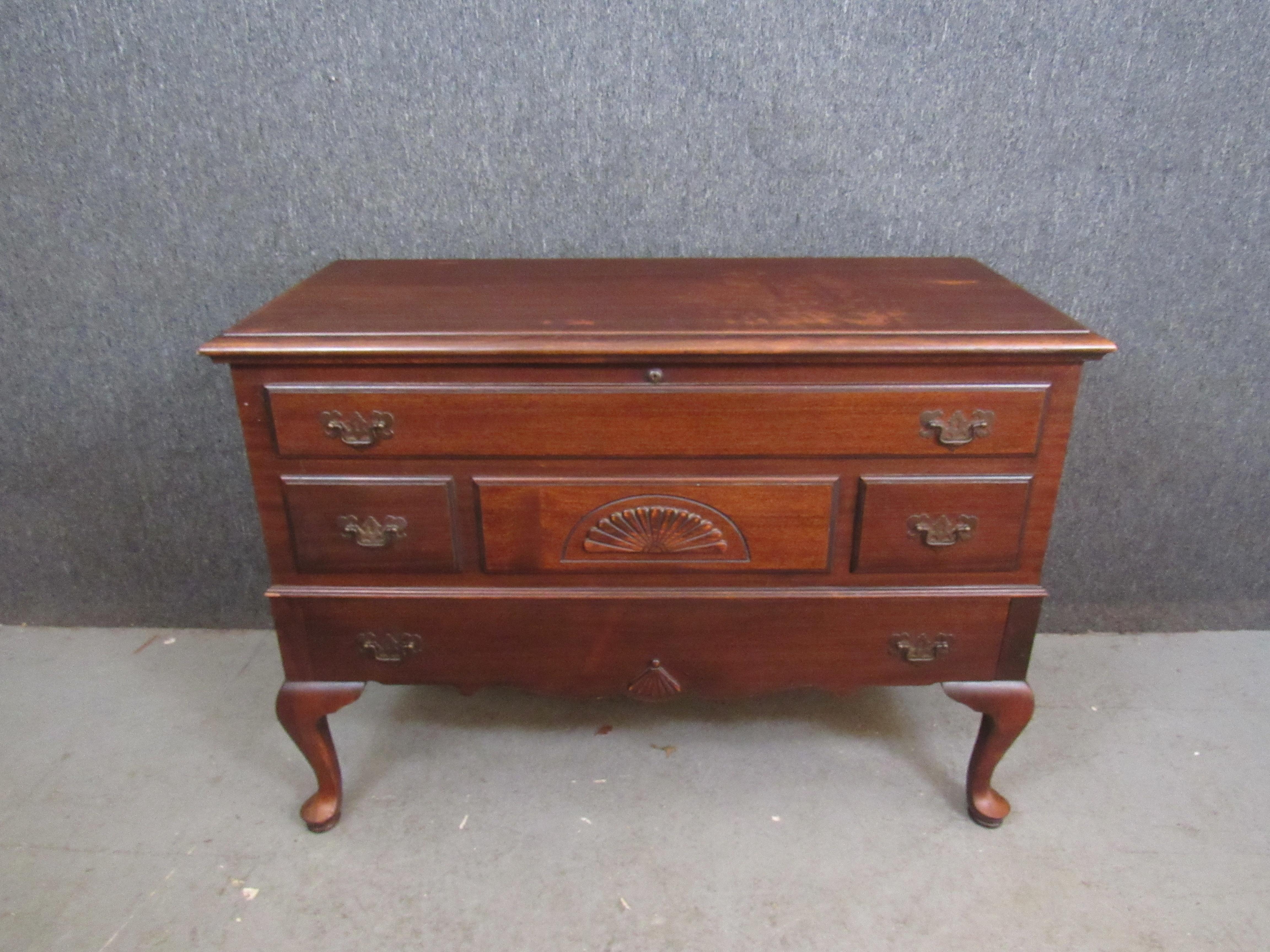 Simple yet ornate, this traditional cedar hope chest has all the features that made Virginia’s Lane Furniture one of the biggest names in 20th century American woodworking. Built in the antique Queen Anne style, a rich red mahogany is highlighted by