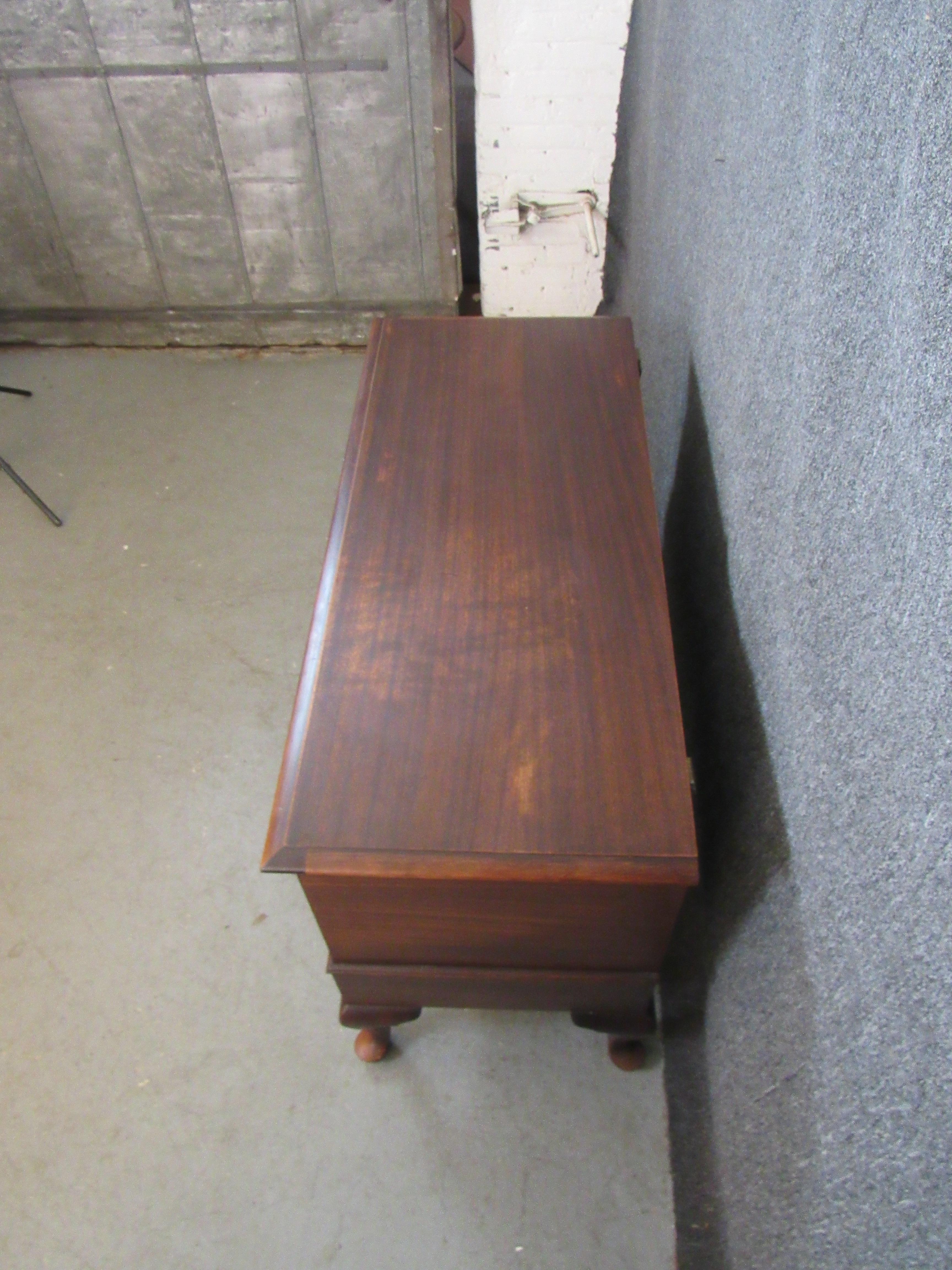 Queen Anne Hoffnungskommode aus Zedernholz von Lane Furniture im Zustand „Gut“ im Angebot in Brooklyn, NY