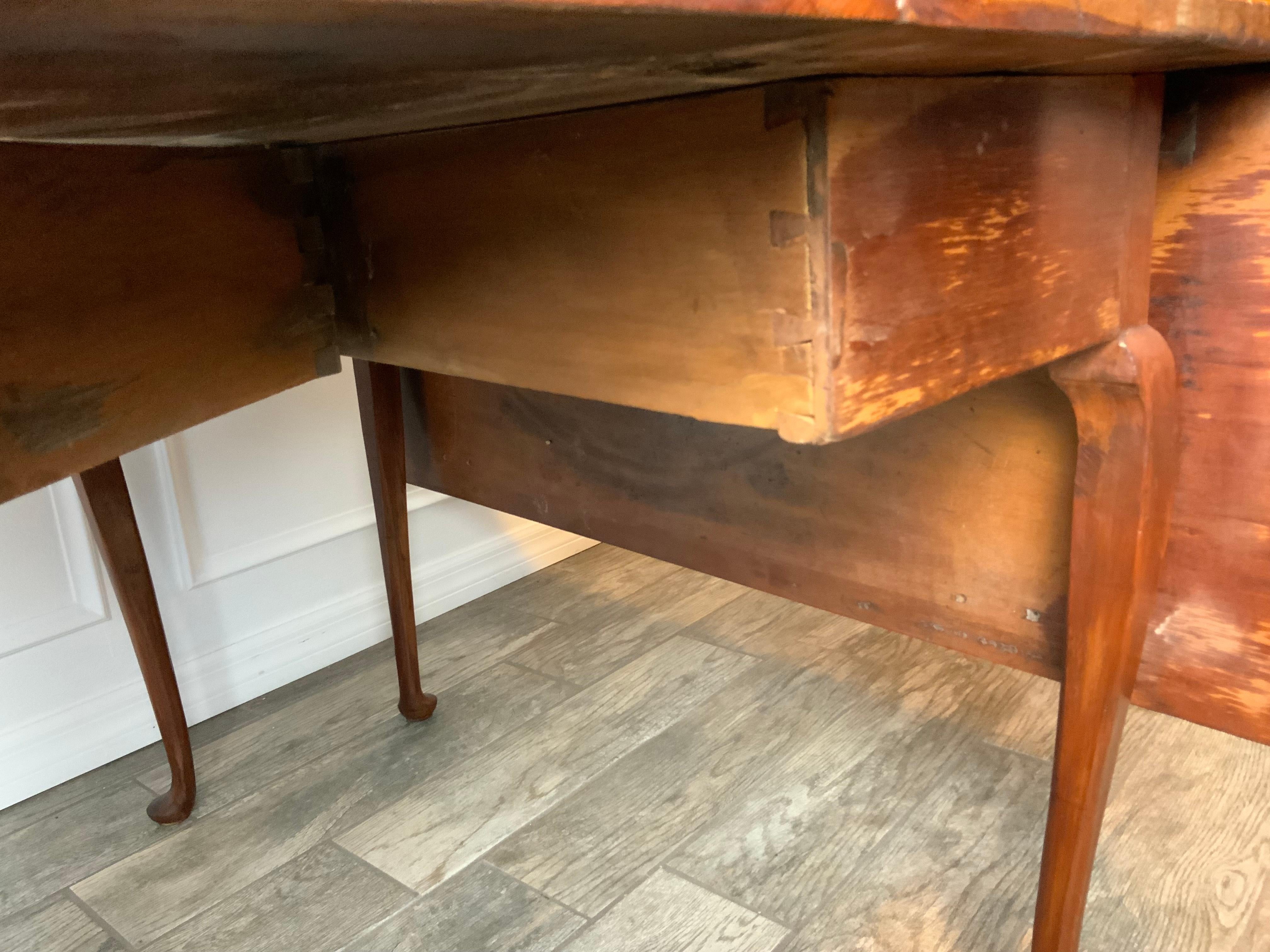 Queen Anne Cherry Drop Leaf Table In Good Condition For Sale In Bradenton, FL