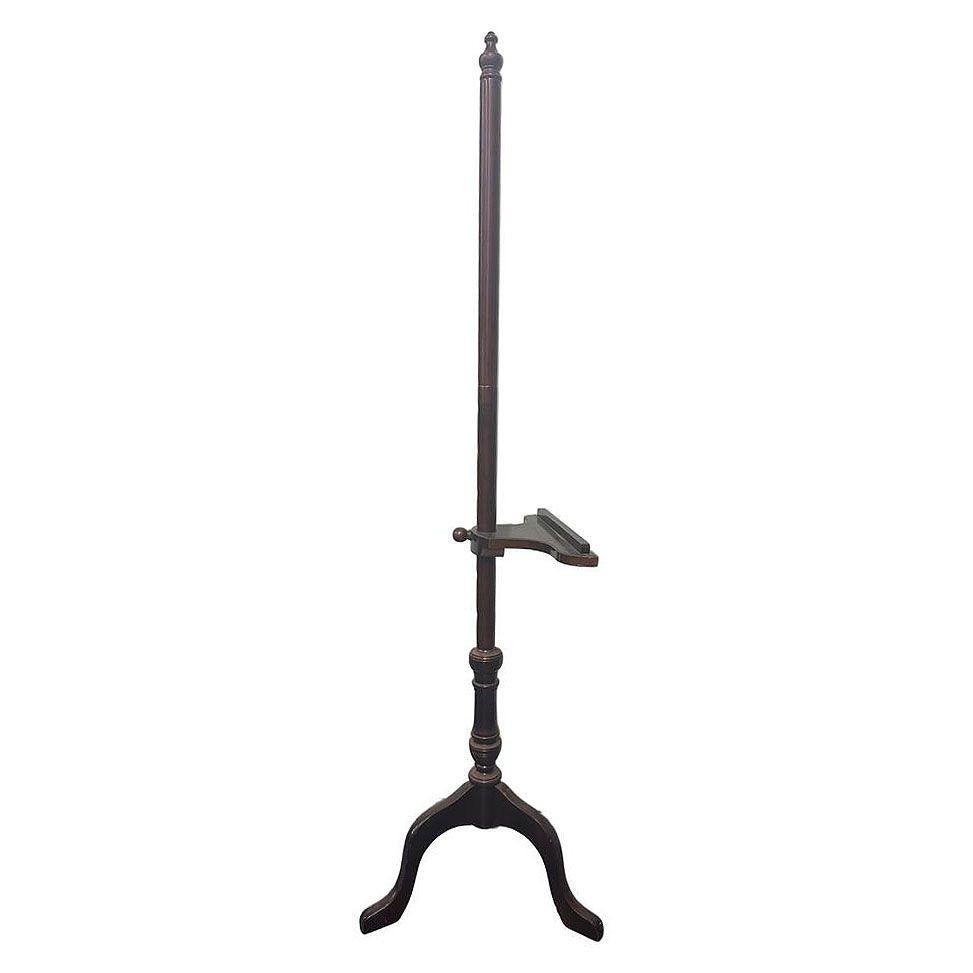 Questo cavalletto da galleria vintage in legno di ciliegio in stile Queen Anne è un pezzo elegante e robusto progettato per esporre opere d'arte in una galleria. Realizzato in legno di ciliegio, emana calore e raffinatezza. Questo cavalletto è