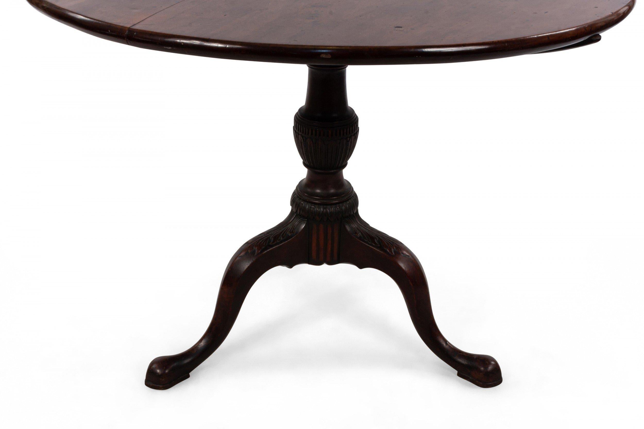 Queen Anne Cherry Wood Tilt Top Table with Cabriole Legs In Good Condition For Sale In New York, NY