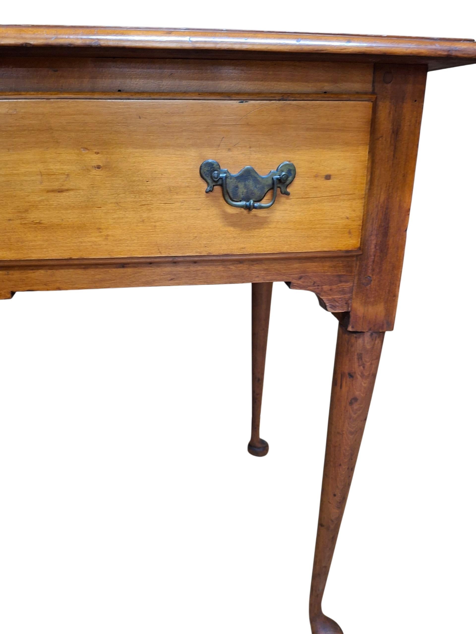 Laiton Table de travail en cerisier Queen Anne en vente