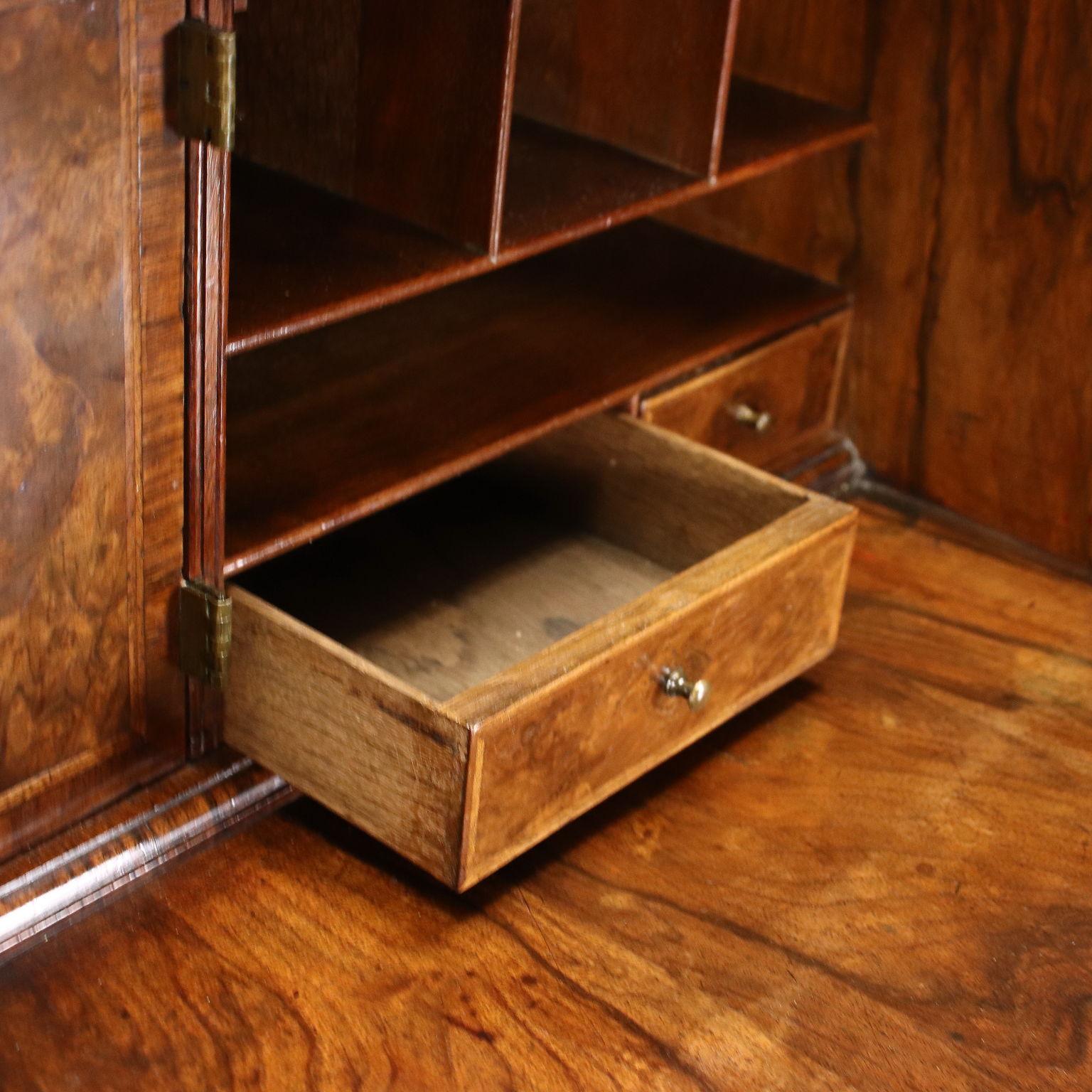 Veneer Queen Anne Chest of Drawer with Writing Desk For Sale