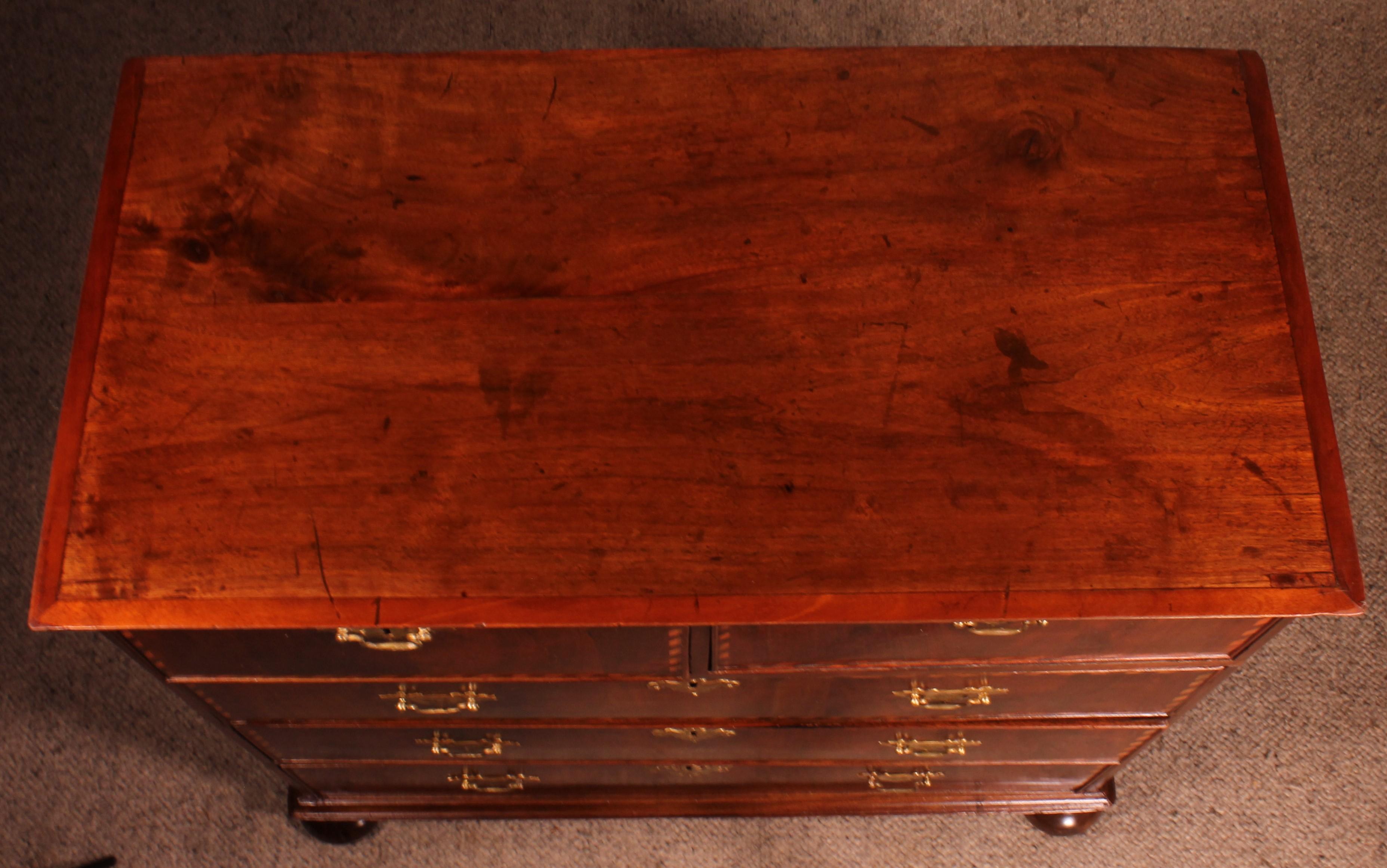 Queen Anne Chest of Drawers / Commode in Walnut circa 1700 For Sale 5