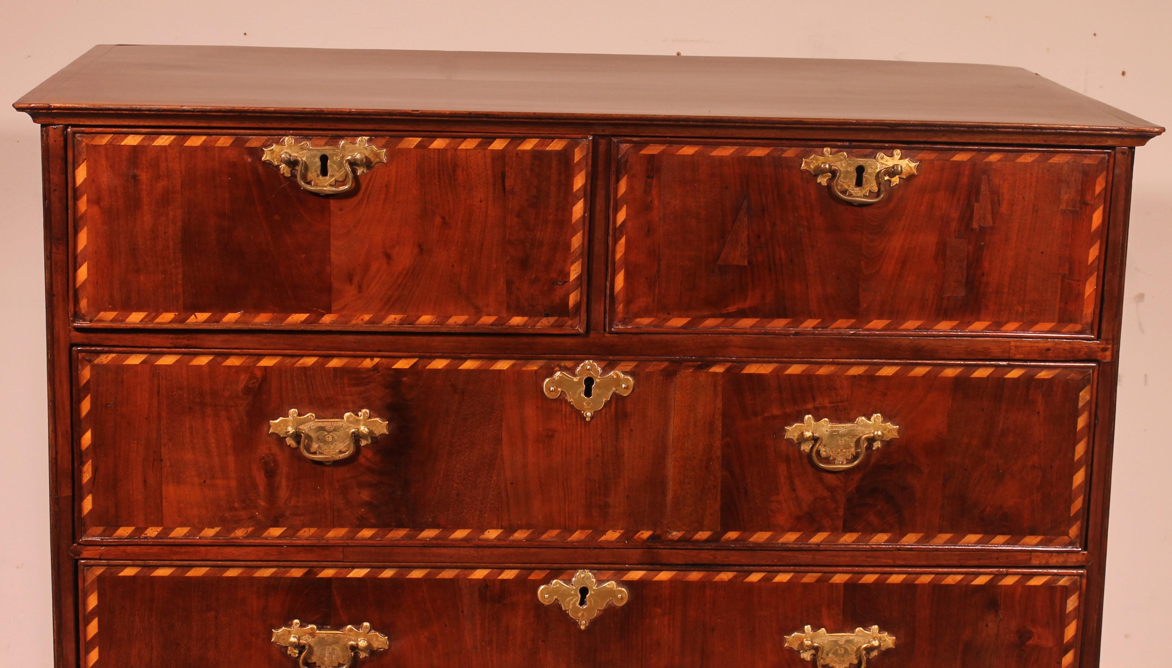 Superb and rare Queen Anne period chest of drawers from the end of the 17th century beginning of the 18th century circa 1700.

Chest of drawers of superb quality with a very beautiful walnut and each drawer is decorated with inlays of lemon tree