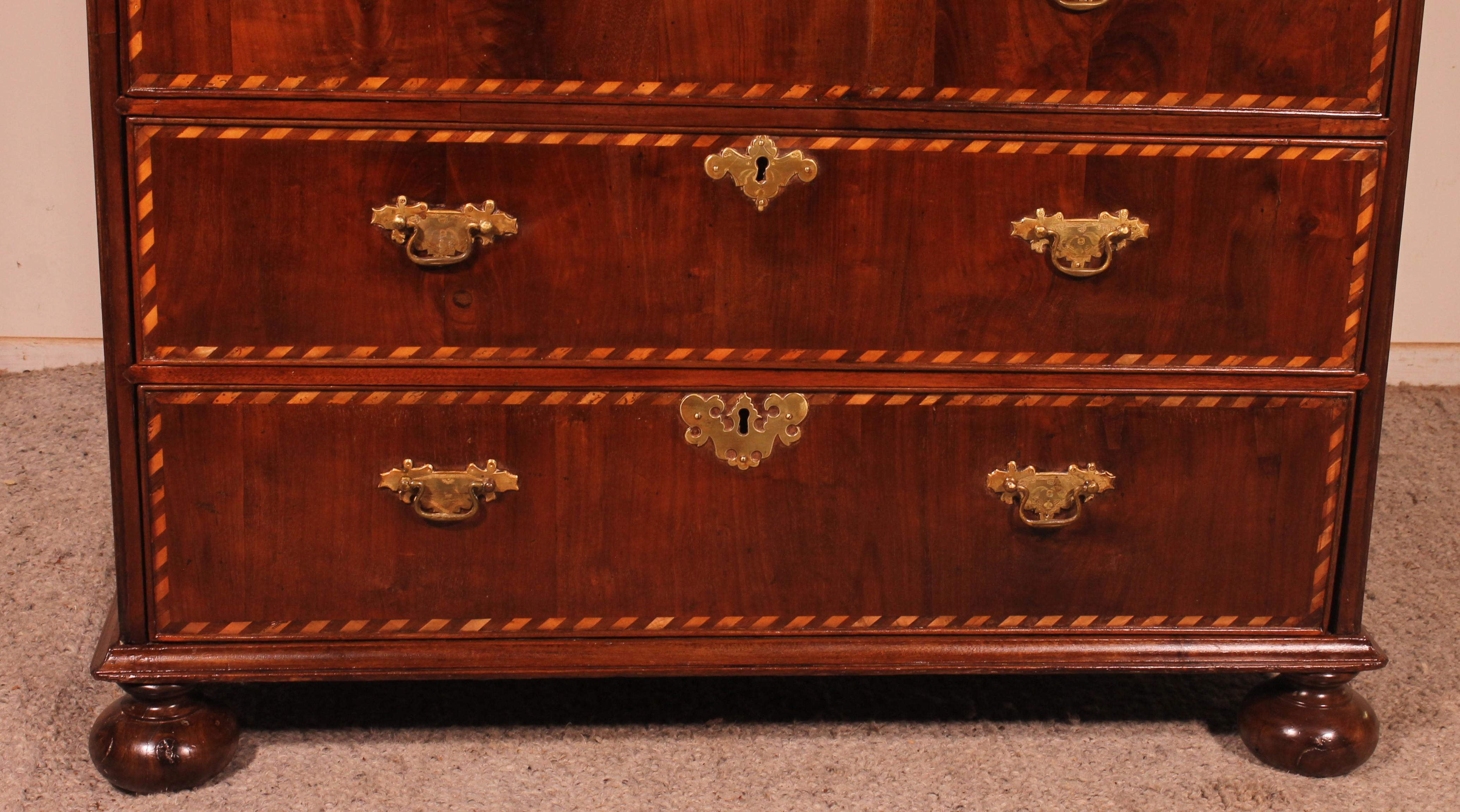 Queen Anne Chest of Drawers / Commode in Walnut circa 1700 In Good Condition For Sale In Brussels, Brussels