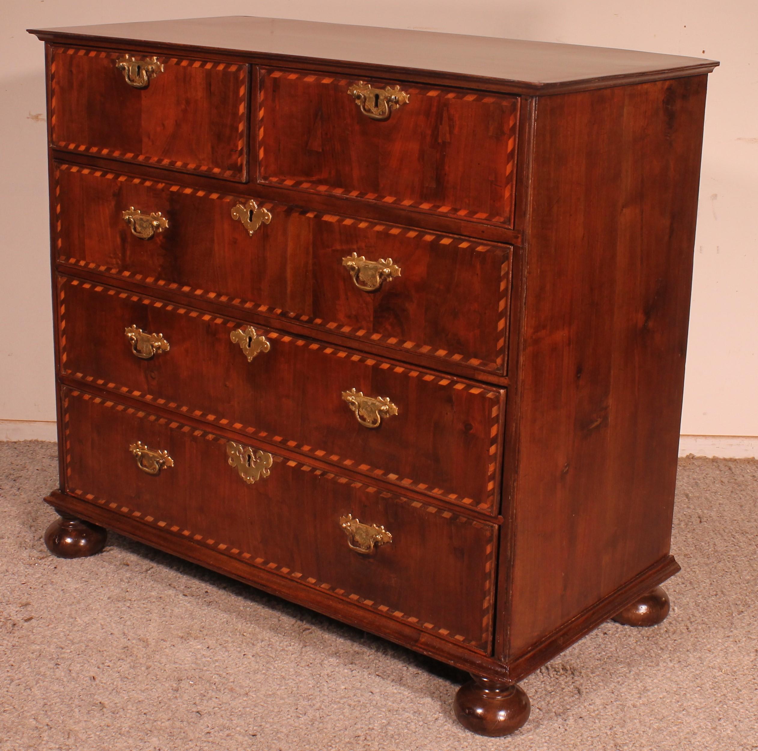 18th Century Queen Anne Chest of Drawers / Commode in Walnut circa 1700 For Sale