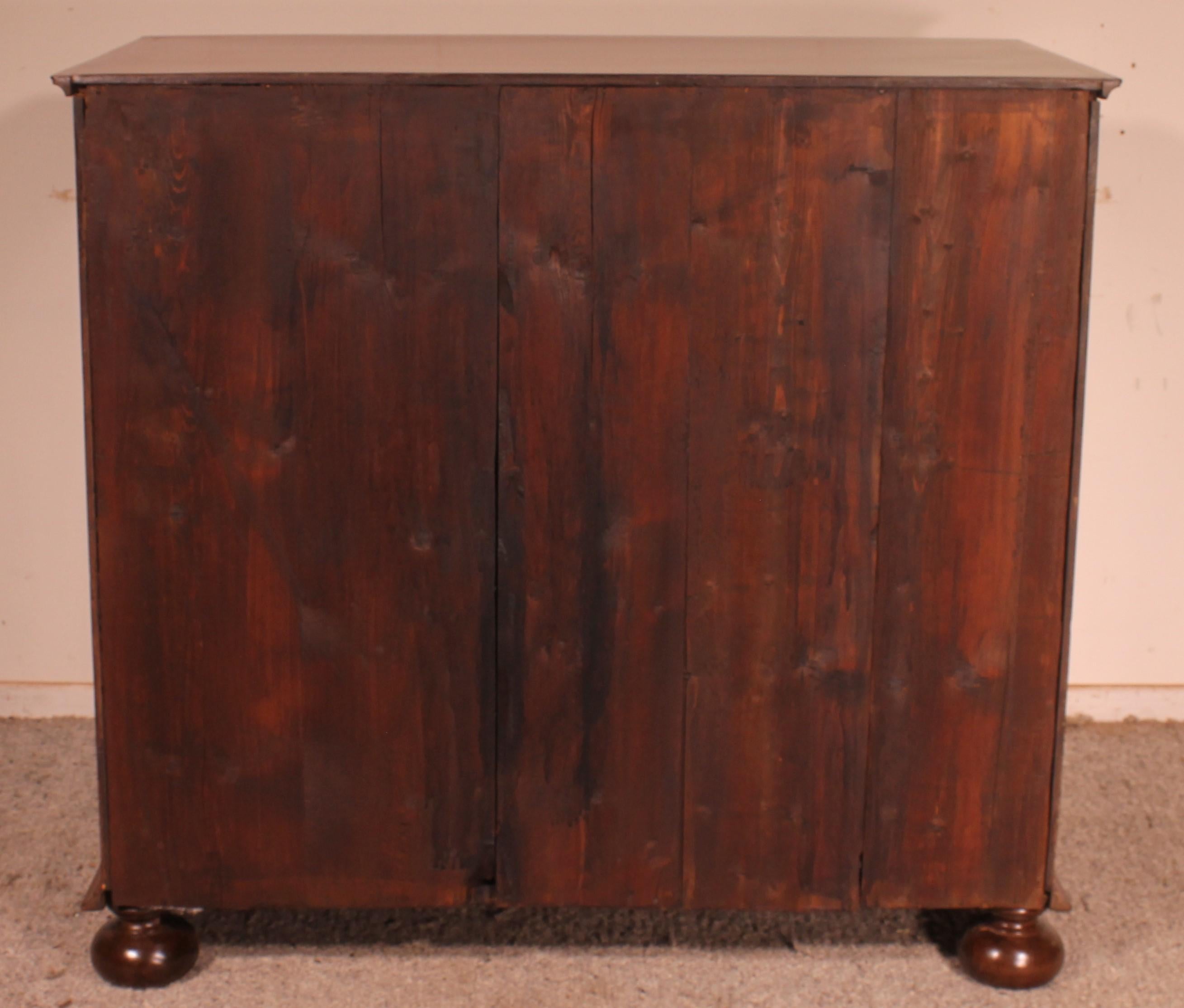 Queen Anne Chest of Drawers / Commode in Walnut circa 1700 For Sale 2