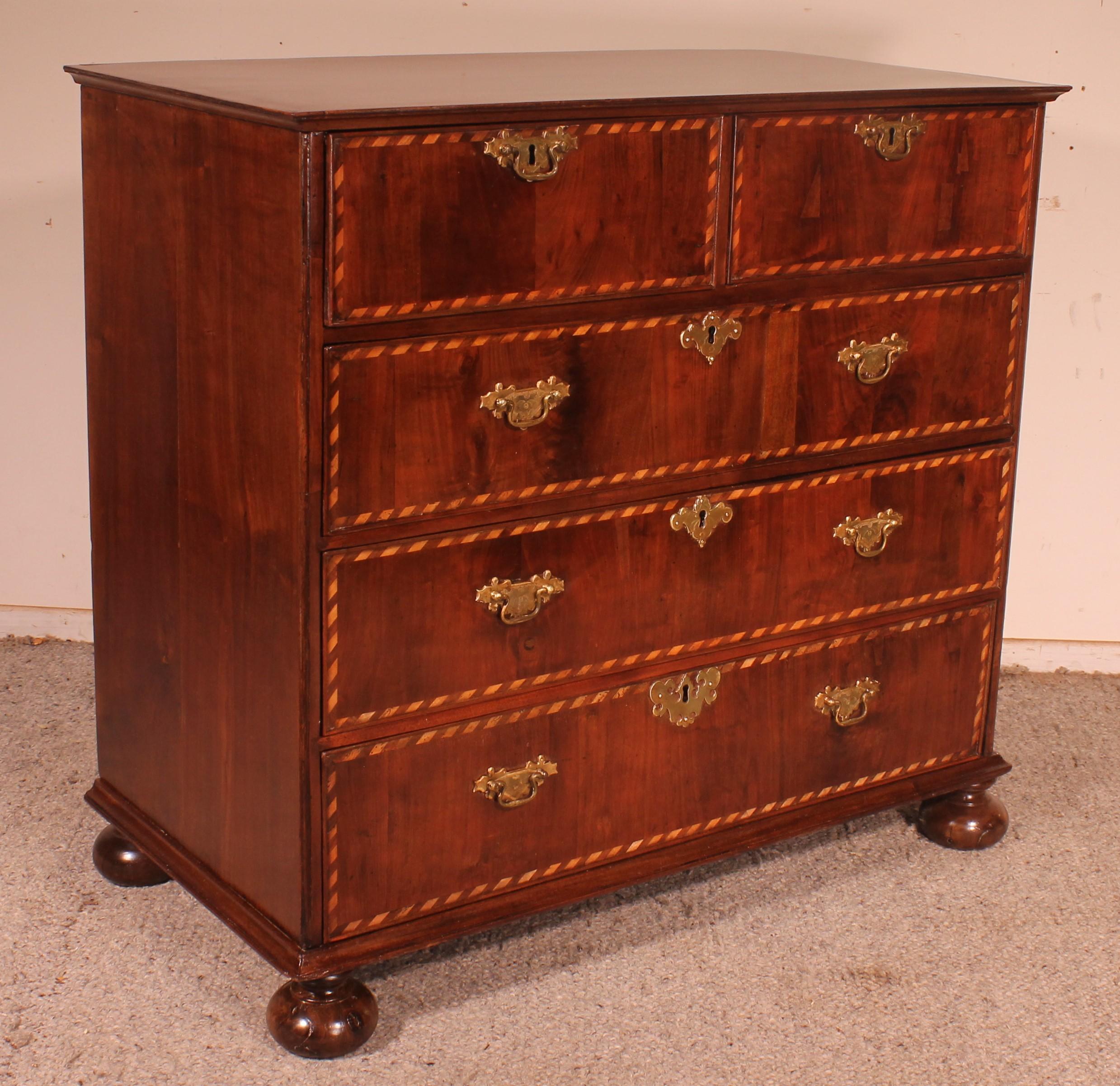 Queen Anne Chest of Drawers / Commode in Walnut circa 1700 For Sale 4