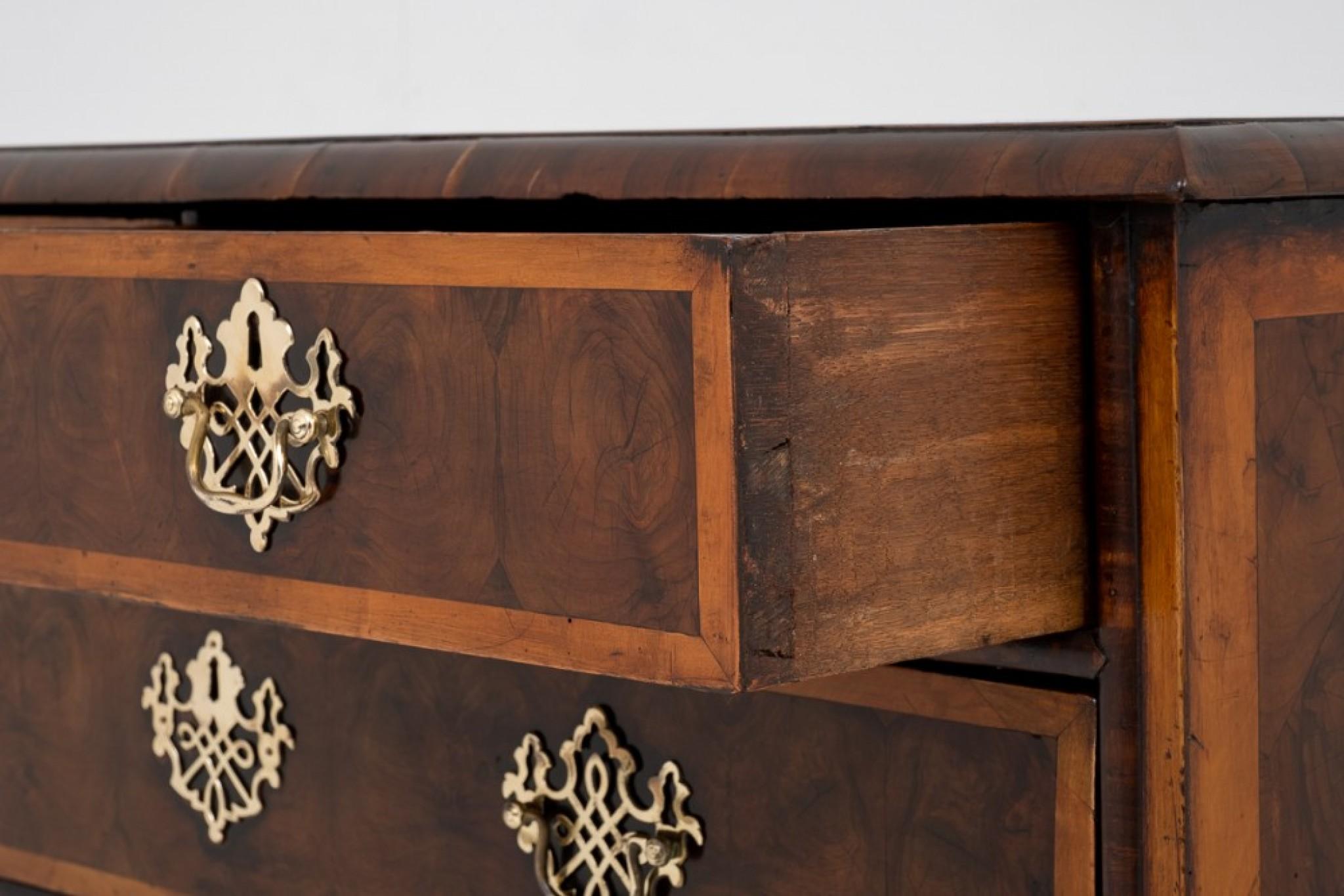 Cassettiera Queen Anne Oyster Laburnum Commode 17° sec. In condizioni buone in vendita a Potters Bar, GB