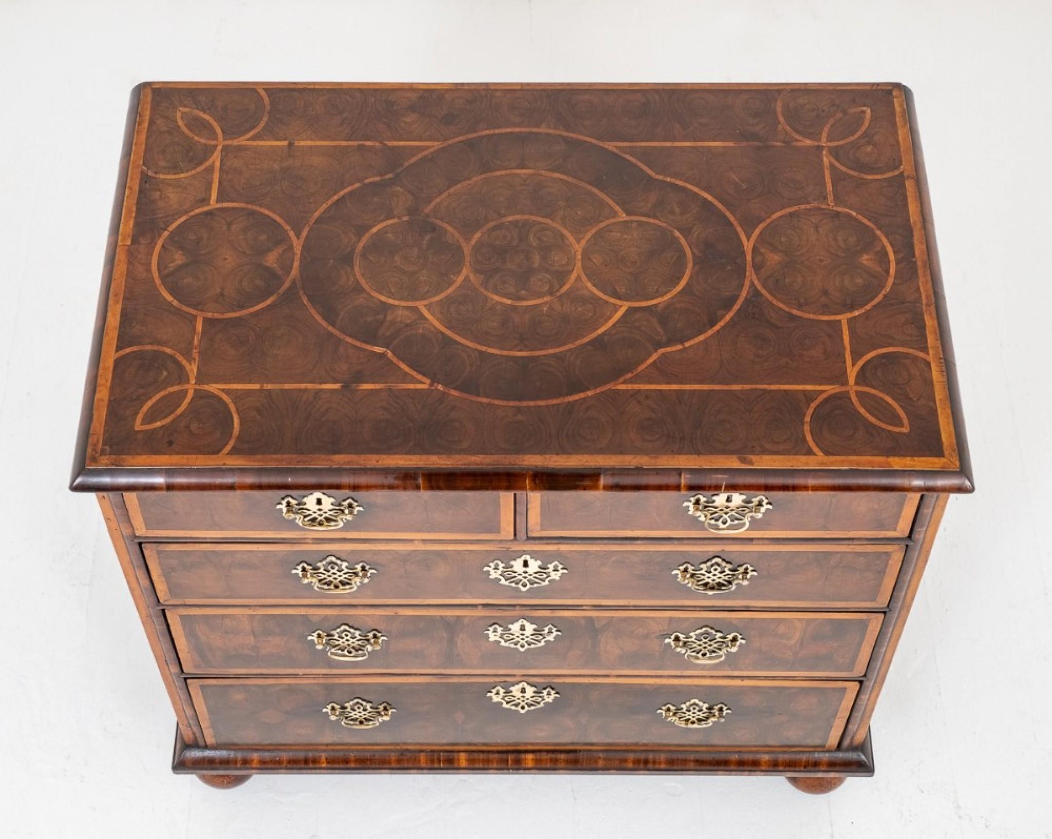 Inizio XVIII secolo Cassettiera Queen Anne Oyster Laburnum Commode 17° sec. in vendita