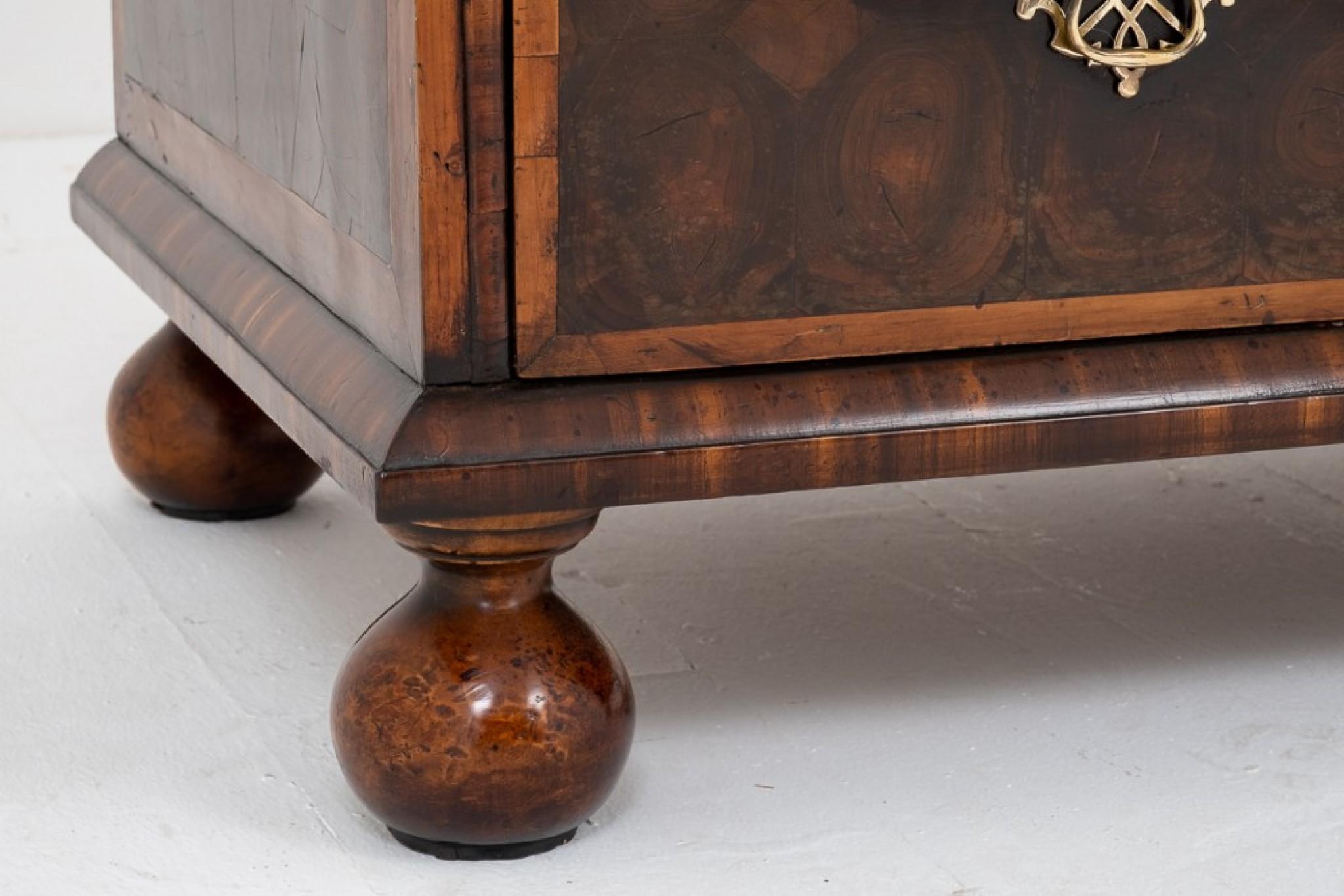 Cassettiera Queen Anne Oyster Laburnum Commode 17° sec. in vendita 2