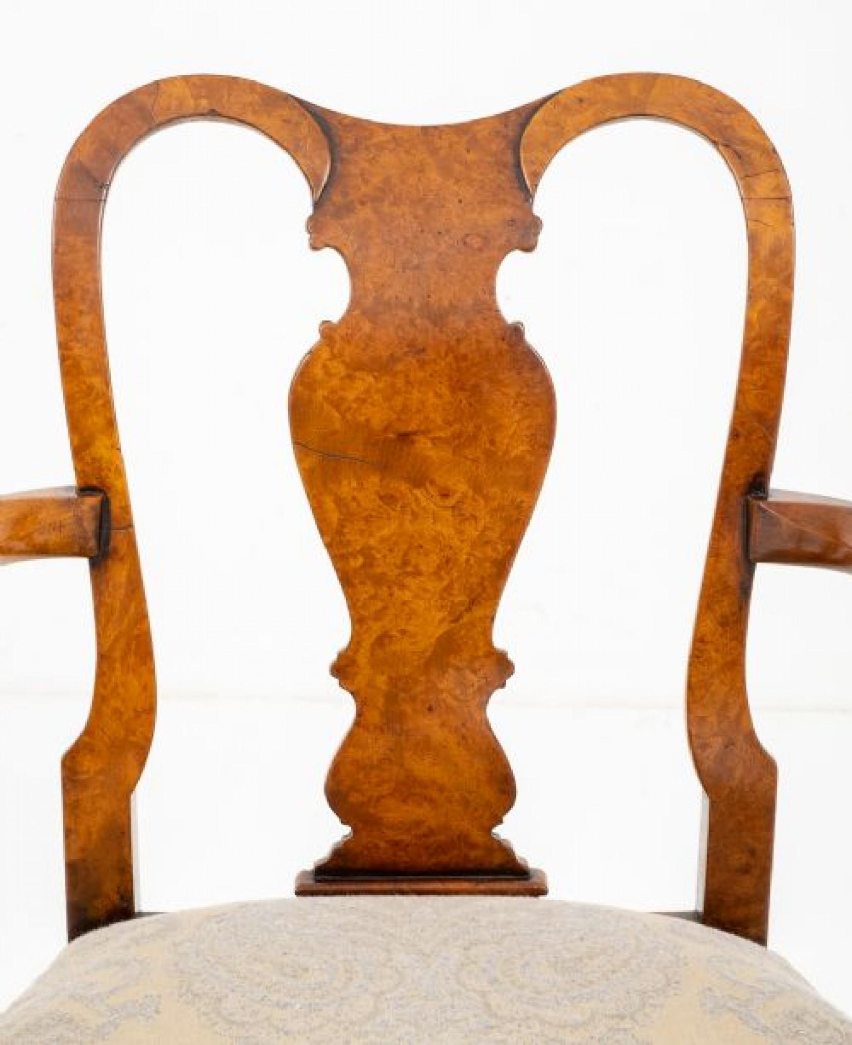 Sedia in stile Queen Anne in noce.
Si erge sulle tipiche gambe in stile Queen Anne con piedi a cuscinetto e conchiglia intagliata sulle ginocchia.
Le braccia sono sostenute da montanti sagomati.
circa 1920
Lo schienale della sedia è