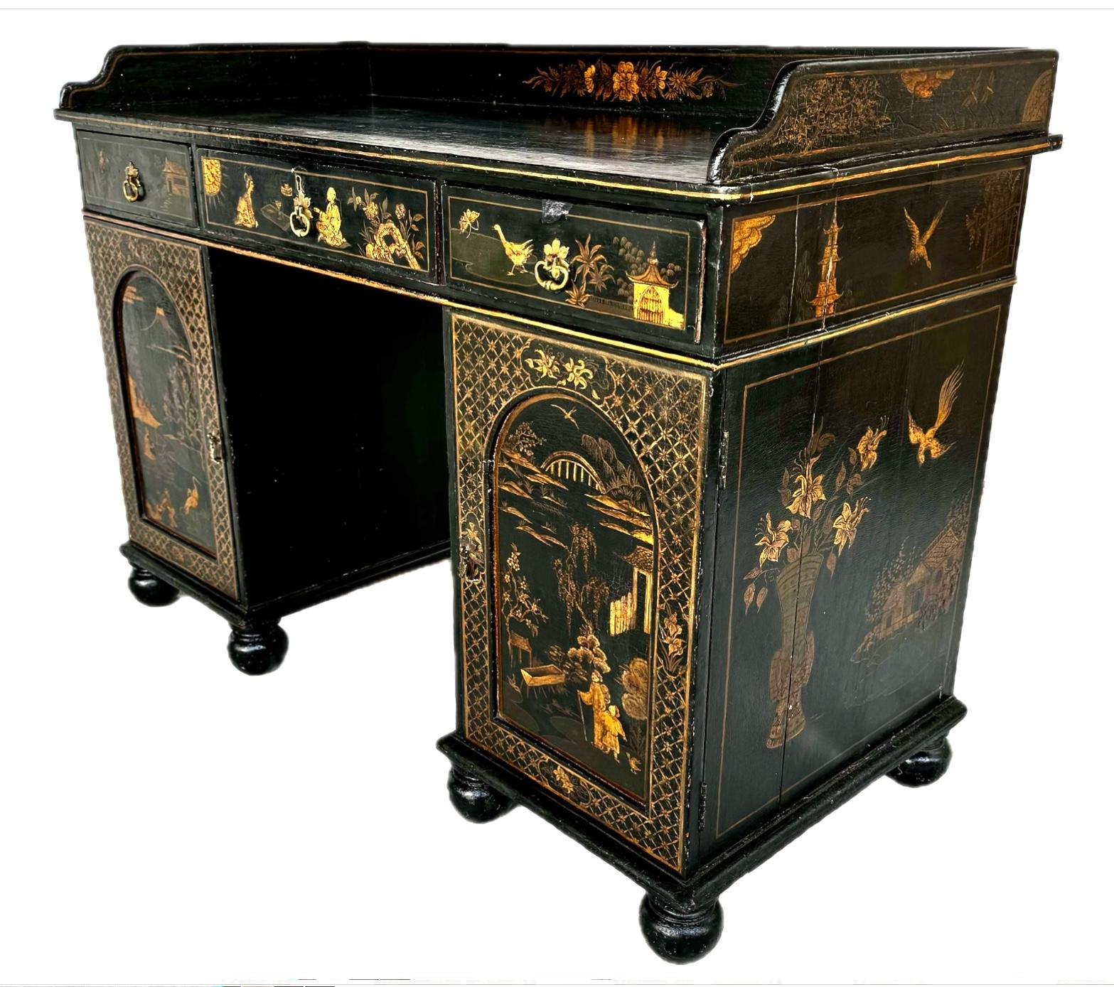 Scrivania con piedistallo in lacca nera Queen Anne del XIX secolo. La scrivania presenta un piano a tre quarti di galleria su tre cassetti orizzontali e porte su entrambi i lati del foro per le ginocchia con scaffali interni. Scene incantevoli che