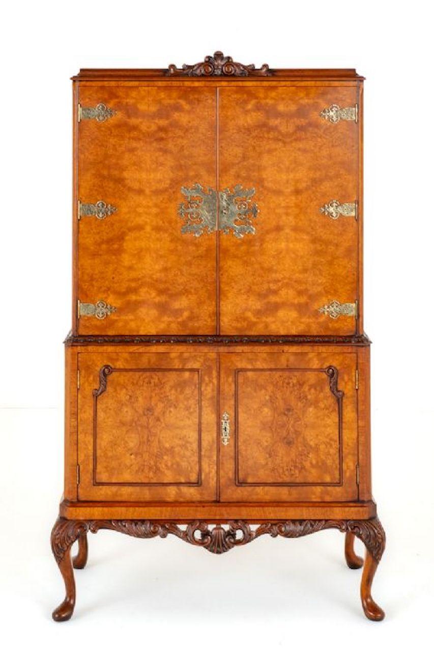 Good Quality Queen Anne Style Cocktail Cabinet.
Circa 1930
A cocktail cabinet in the Queen Anne style can be a beautiful and functional addition to a home's dining or living area,
bringing a touch of classic elegance and sophistication to the space
