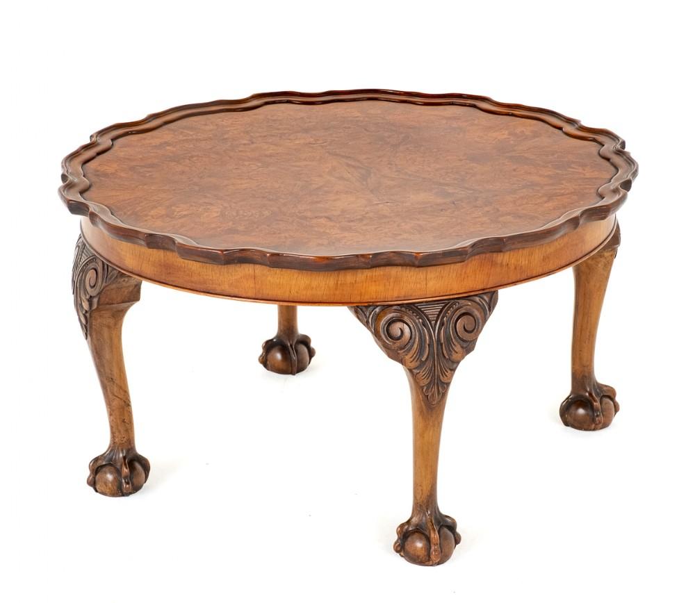 Walnut Queen Anne Style Coffee Table.
Circa 1930
This Coffee Table is Raised upon Shaped Legs with Carved
Decoration to The Tops and Boldly Carved Ball and Claw Feet.
The Top of The Table Having Wonderful Burr Walnut Timbers and Carved Pie Crust