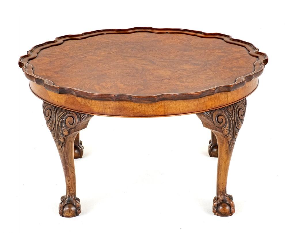 Milieu du XXe siècle Table basse Queen Anne en noyer en vente