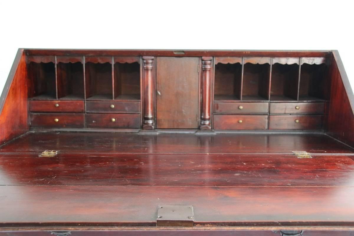 Queen Anne Connecticut Slant Front Desk Attributed to Ebenezer Hubbell In Excellent Condition For Sale In Woodbury, CT