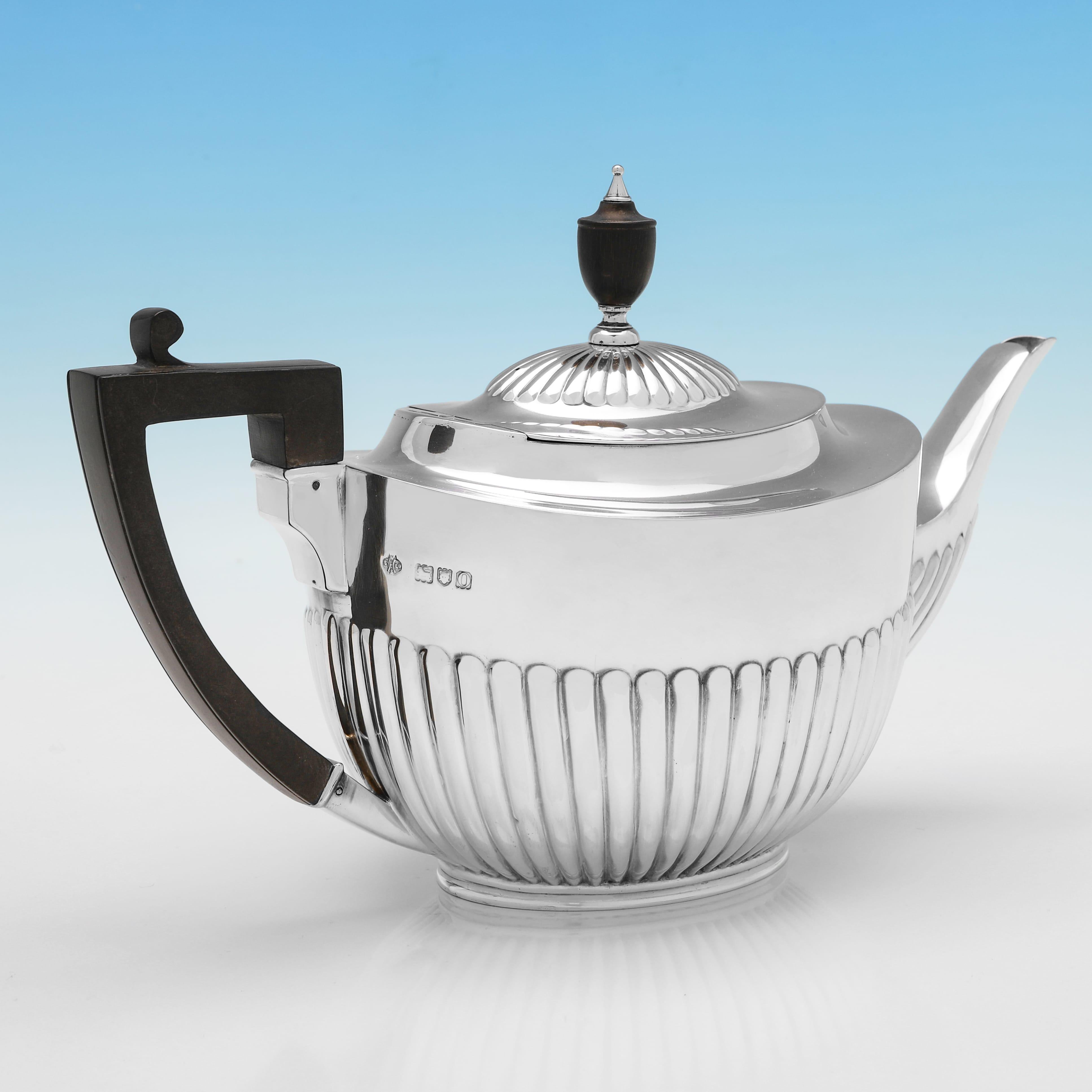 Marchiata a Londra nel 1909 da William Hutton, questa attraente teiera antica in argento sterling di epoca edoardiana è in stile 