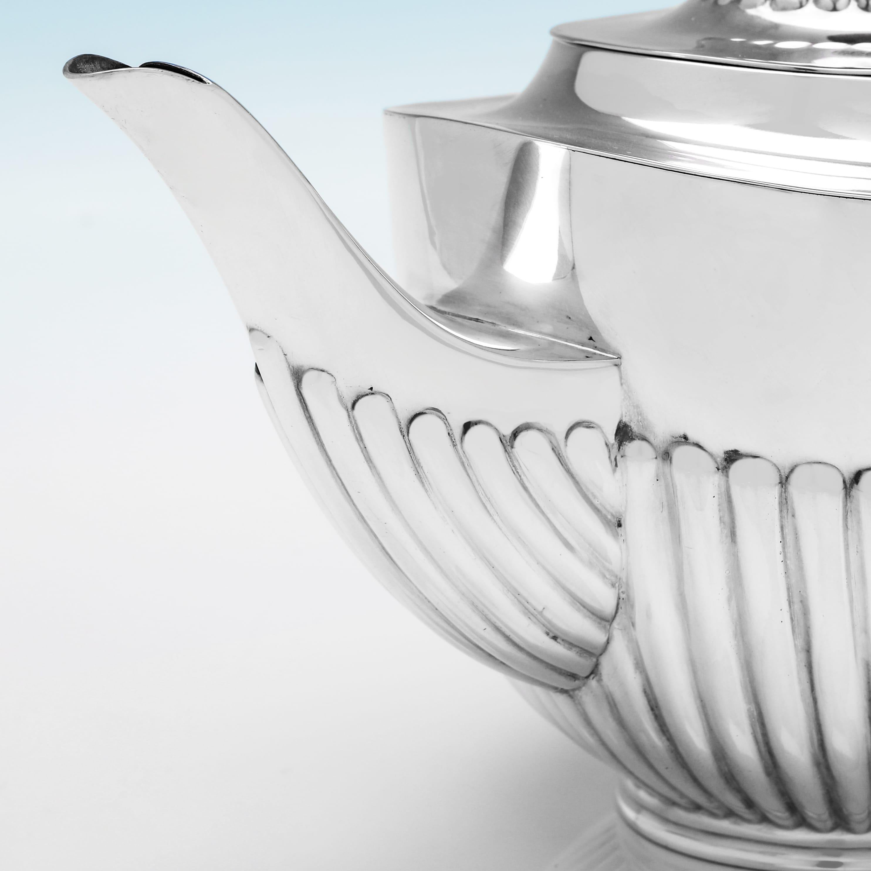 Edoardiano Teiera in argento sterling dal design Queen Anne realizzata nel 1909 da William Hutton in vendita