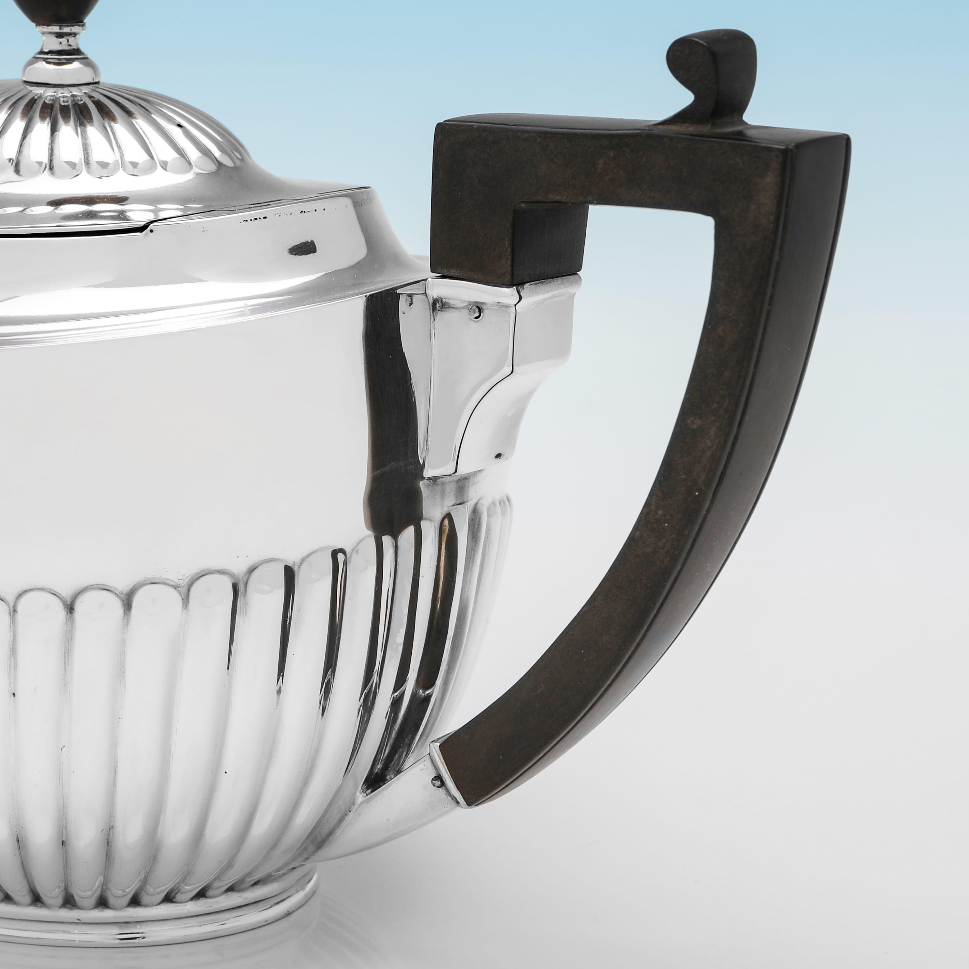 Teiera in argento sterling dal design Queen Anne realizzata nel 1909 da William Hutton In condizioni buone in vendita a London, London