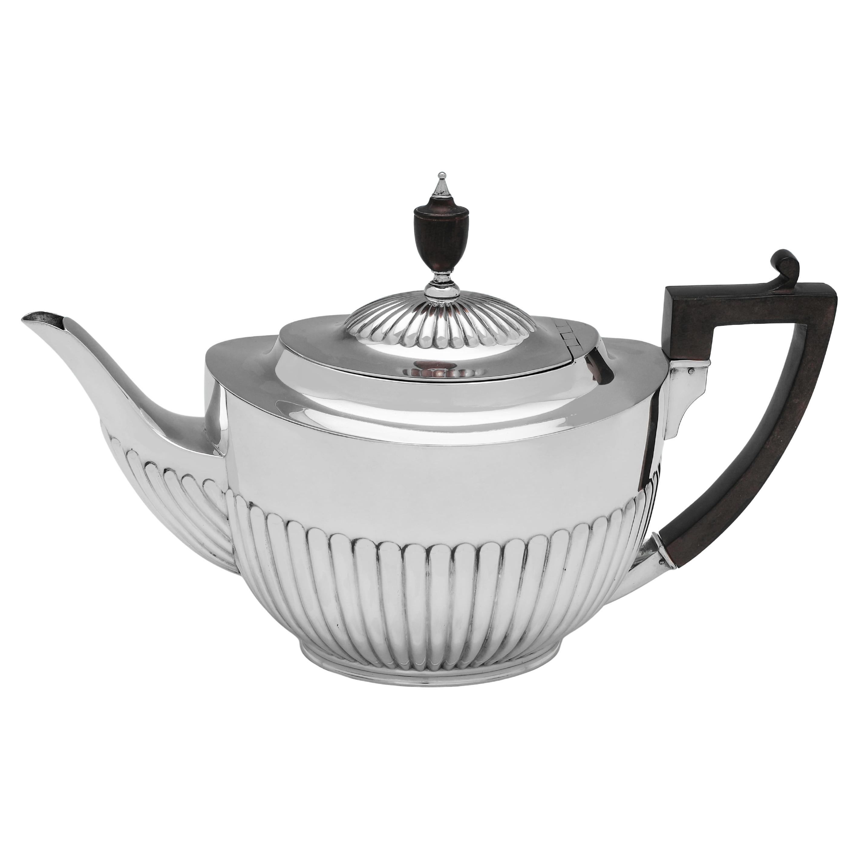 Teekanne aus Sterlingsilber im Queen Anne-Design, hergestellt 1909 von William Hutton