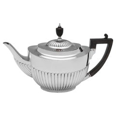 Teekanne aus Sterlingsilber im Queen Anne-Design, hergestellt 1909 von William Hutton