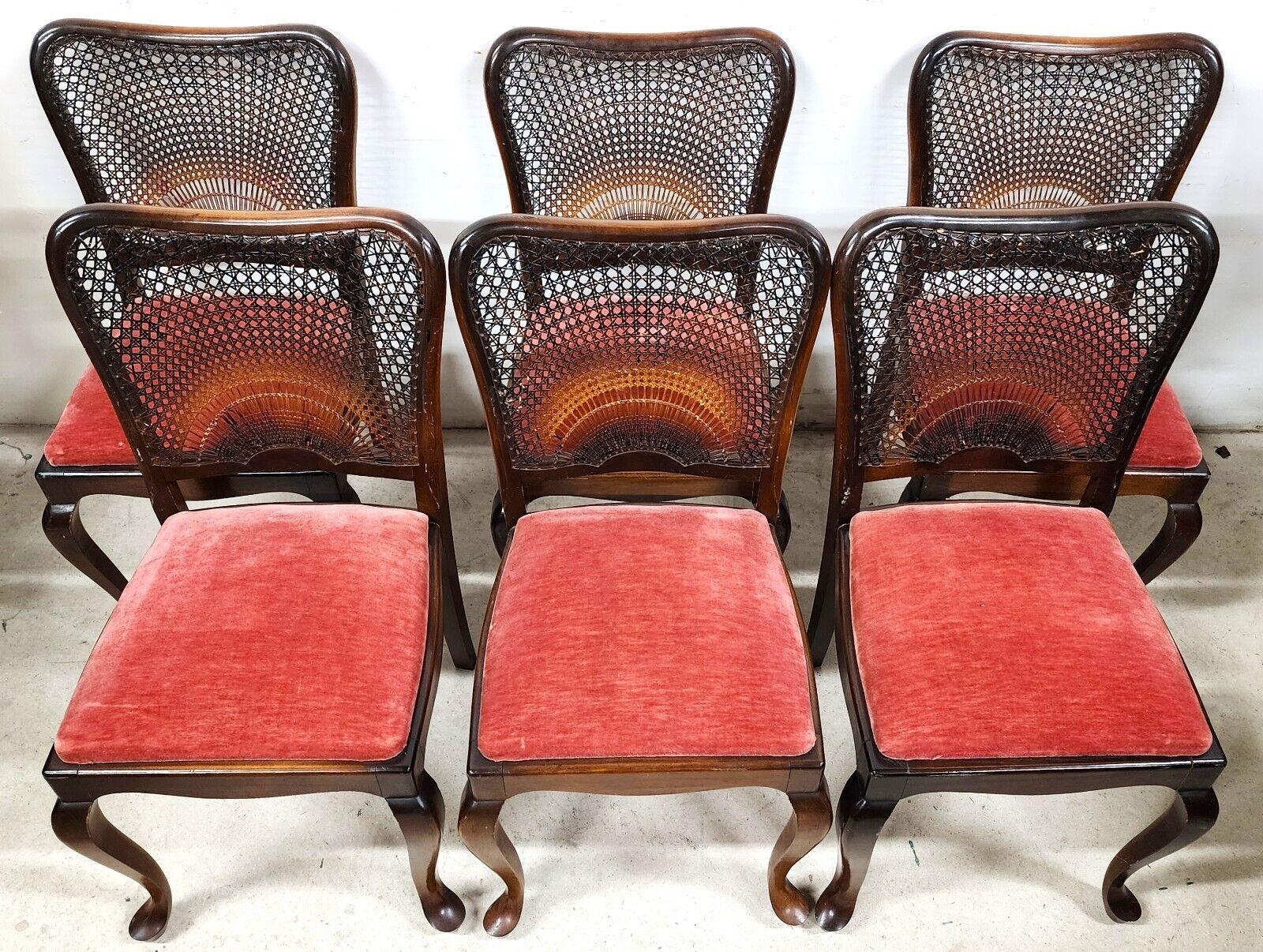 Offre L'une de nos récentes acquisitions de meubles de qualité à Palm Beach est une collection de meubles de qualité.
Ensemble de 6 chaises de salle à manger vintage William & Mary de style queen Anne avec dossier en rotin 

Mesures