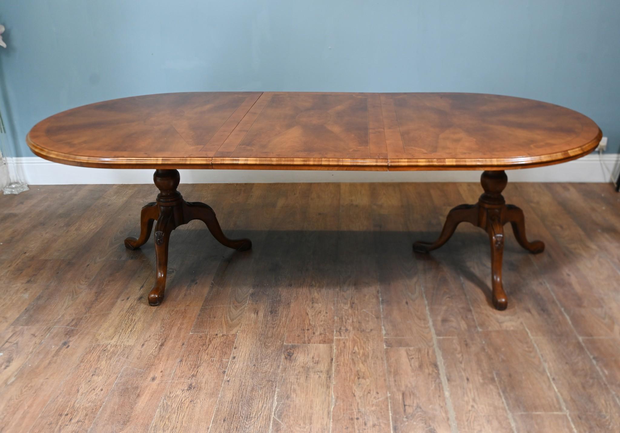 Table de salle à manger Queen Anne Noyer 10 places en vente 8