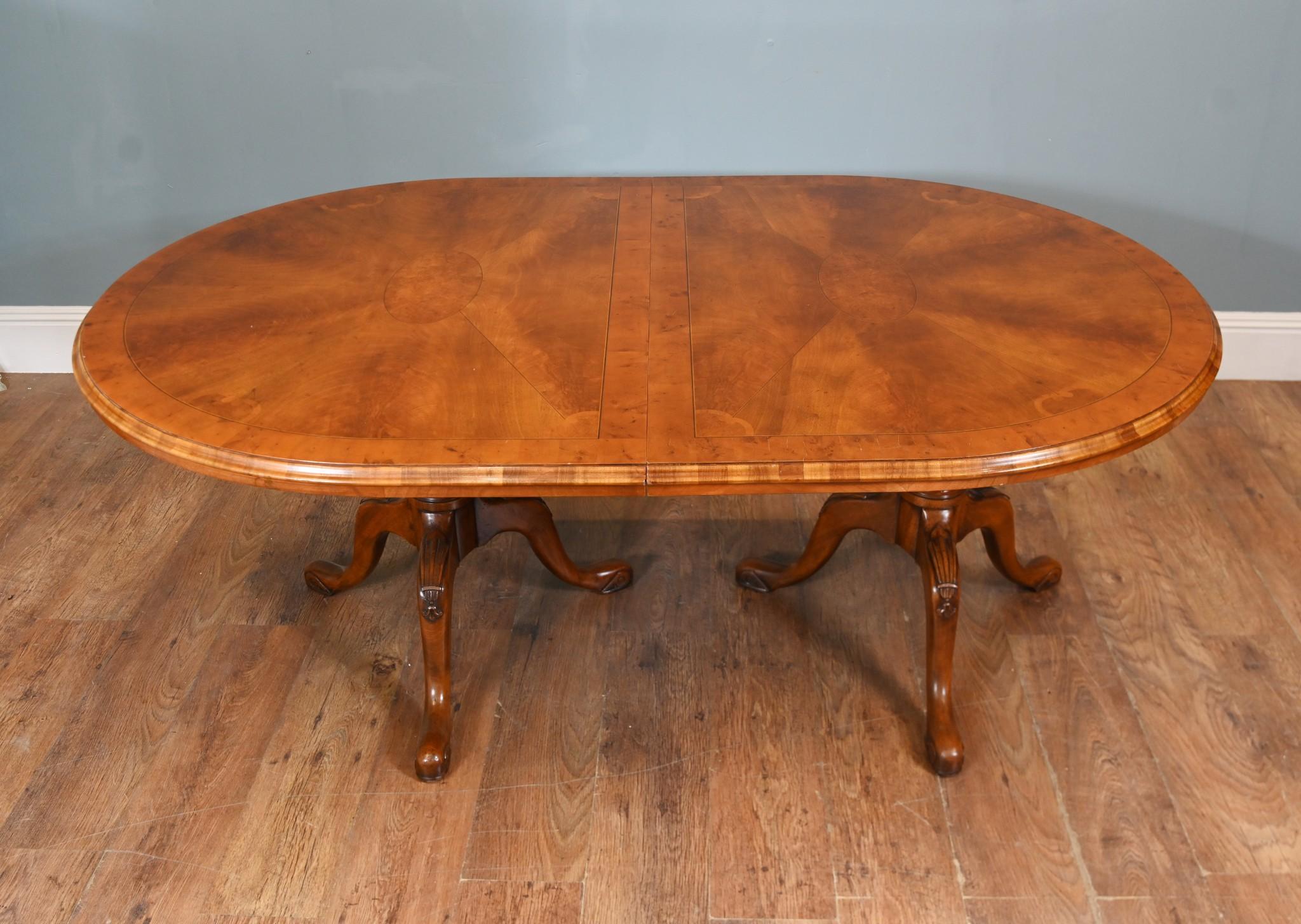 Vous avez sous les yeux une élégante table de salle à manger Queen Anne en ronce de noyer pour 10 personnes.
Supporté par des bases triples de style Queen Anne
Bandes croisées en érable à œil d'oiseau
Circa 1900
Belle patine de la ronce de noyer,