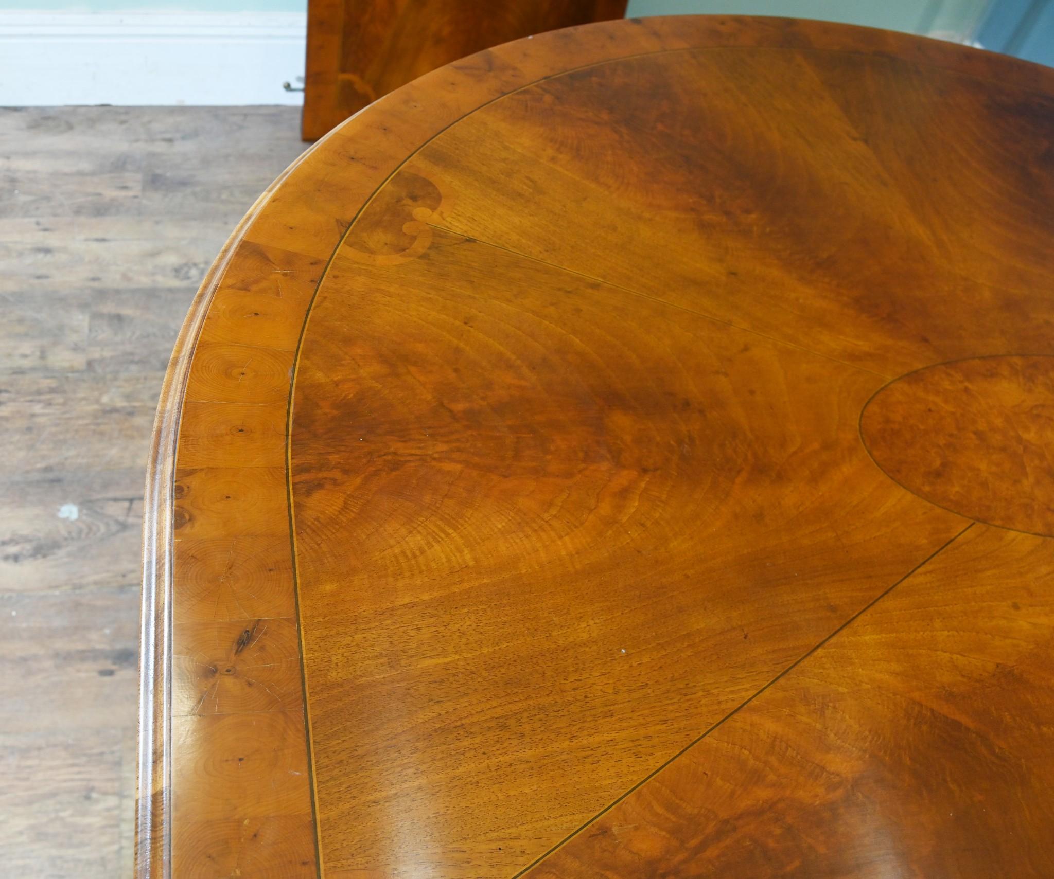 Table de salle à manger Queen Anne Noyer 10 places Bon état - En vente à Potters Bar, GB