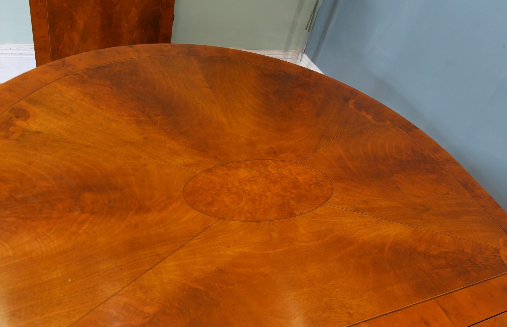 Début du 20ème siècle Table de salle à manger Queen Anne Noyer 10 places en vente
