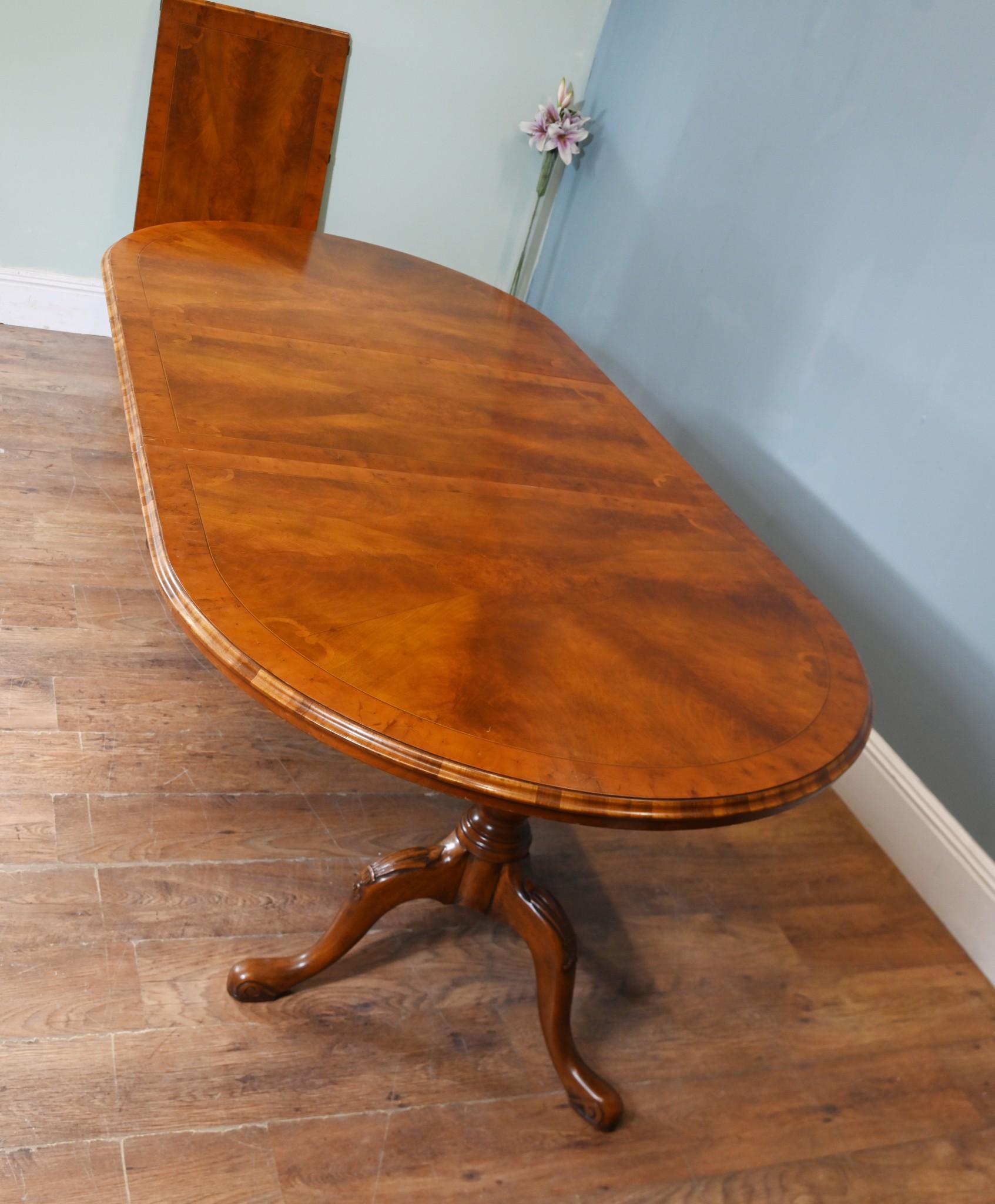 Table de salle à manger Queen Anne Noyer 10 places en vente 2