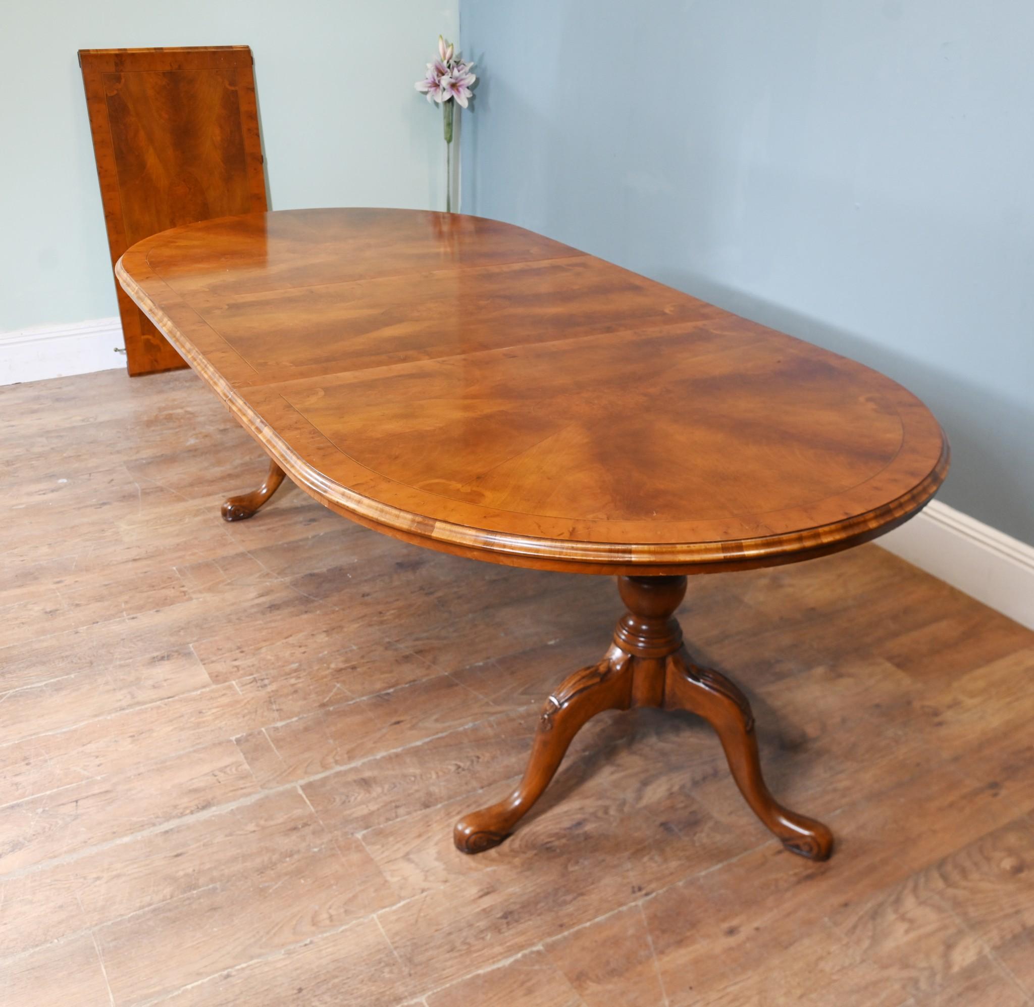 Table de salle à manger Queen Anne Noyer 10 places en vente 3