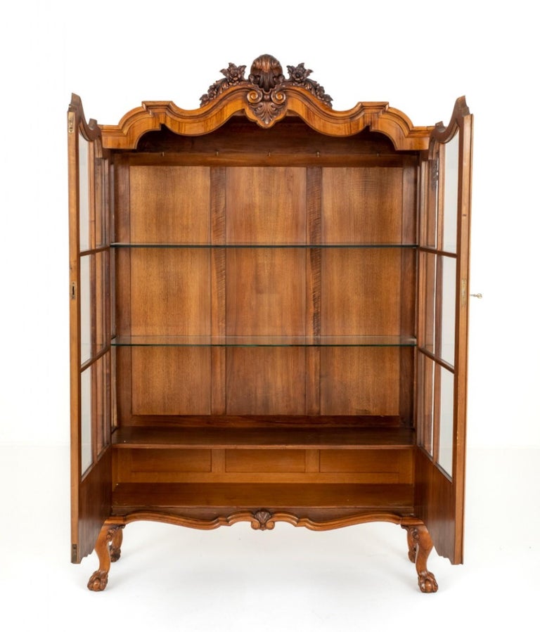 Queen Anne Display Walnut, 1880 For Sale at 1stDibs