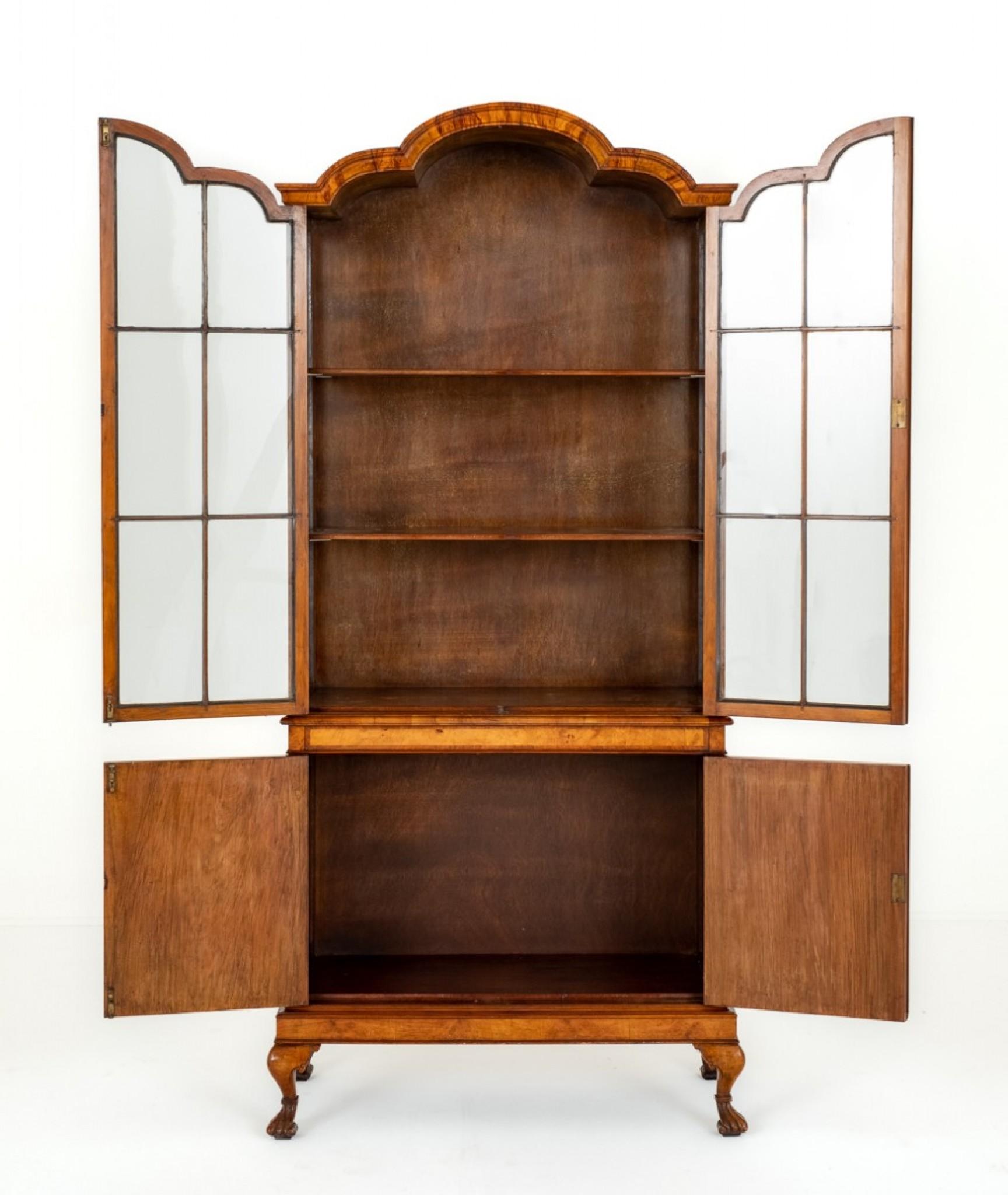 Vitrine en noyer de style Queen Anne.
Ce meuble repose sur des pieds cabriole avec des pieds sculptés.
Circa 1920
Les 2 portes inférieures présentent des placages de ronce de noyer assortis aux livres et des bandes transversales.
La partie