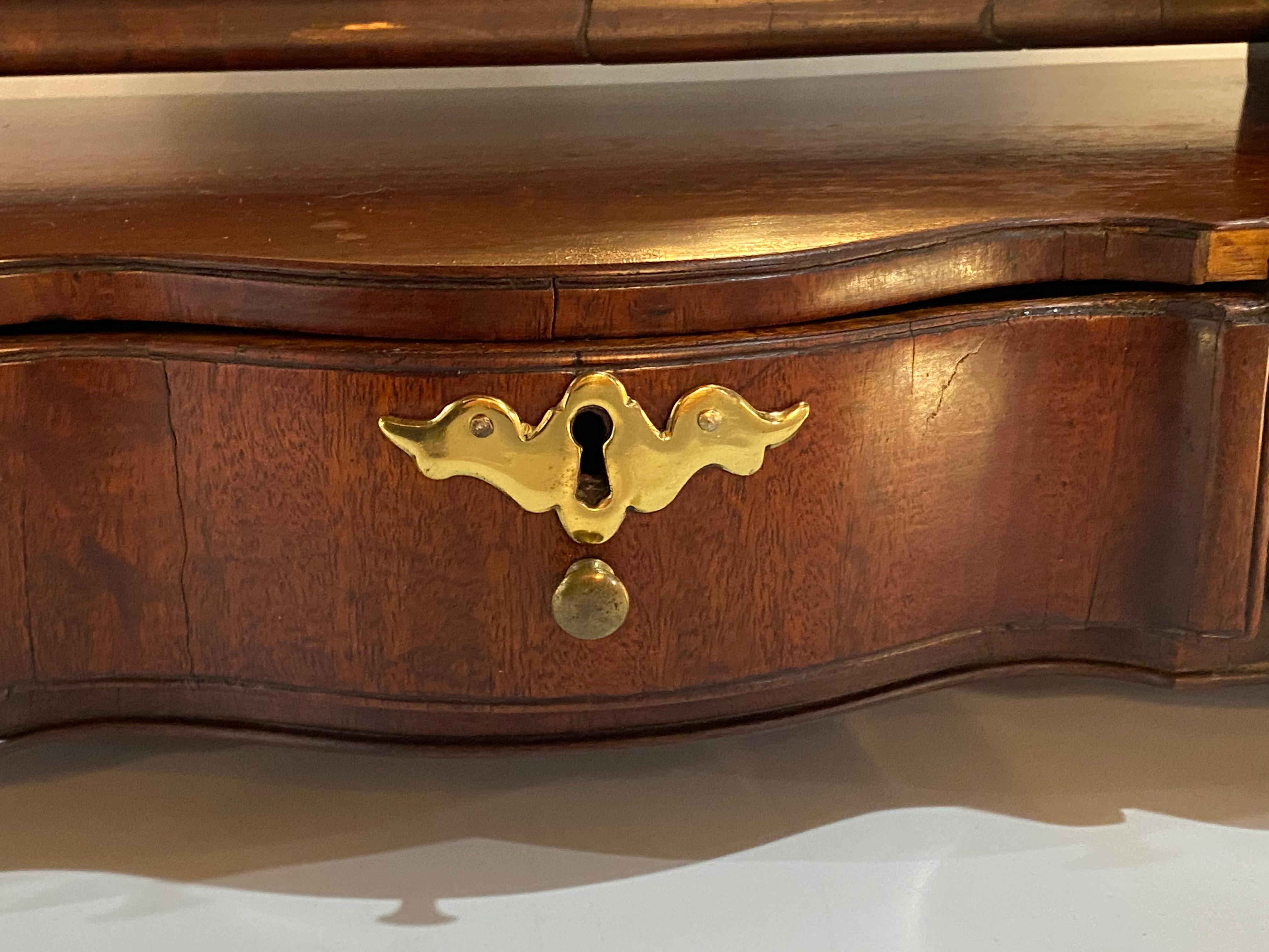 Coiffeuse Queen Anne avec miroir pivotant:: anglais:: 18e siècle en vente 8