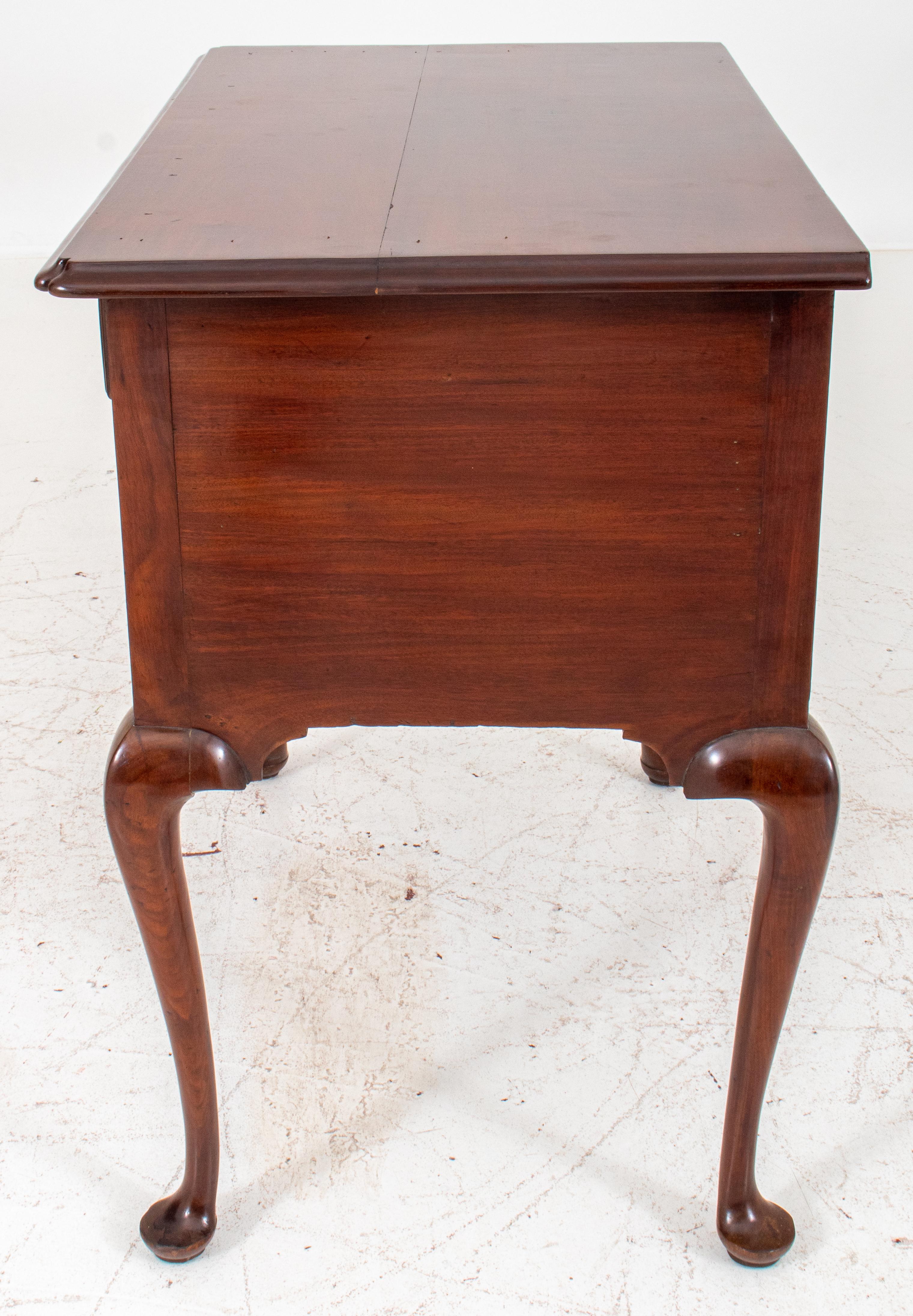 Queen Anne Dressing Table or Lowboy In Good Condition In New York, NY
