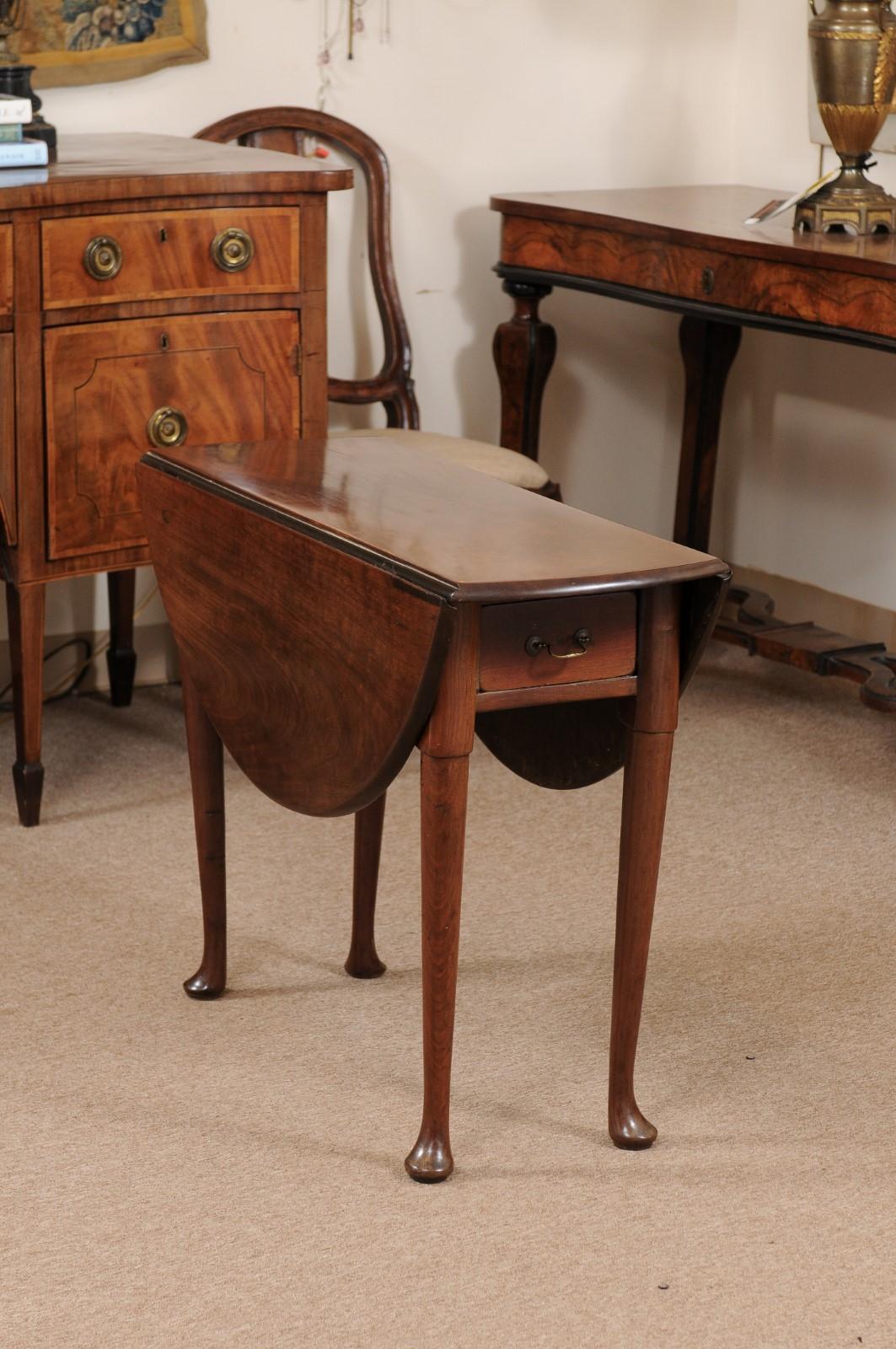 Queen Anne Drop Leaf Table in Walnut with Pad Feet, Early 18th Century England