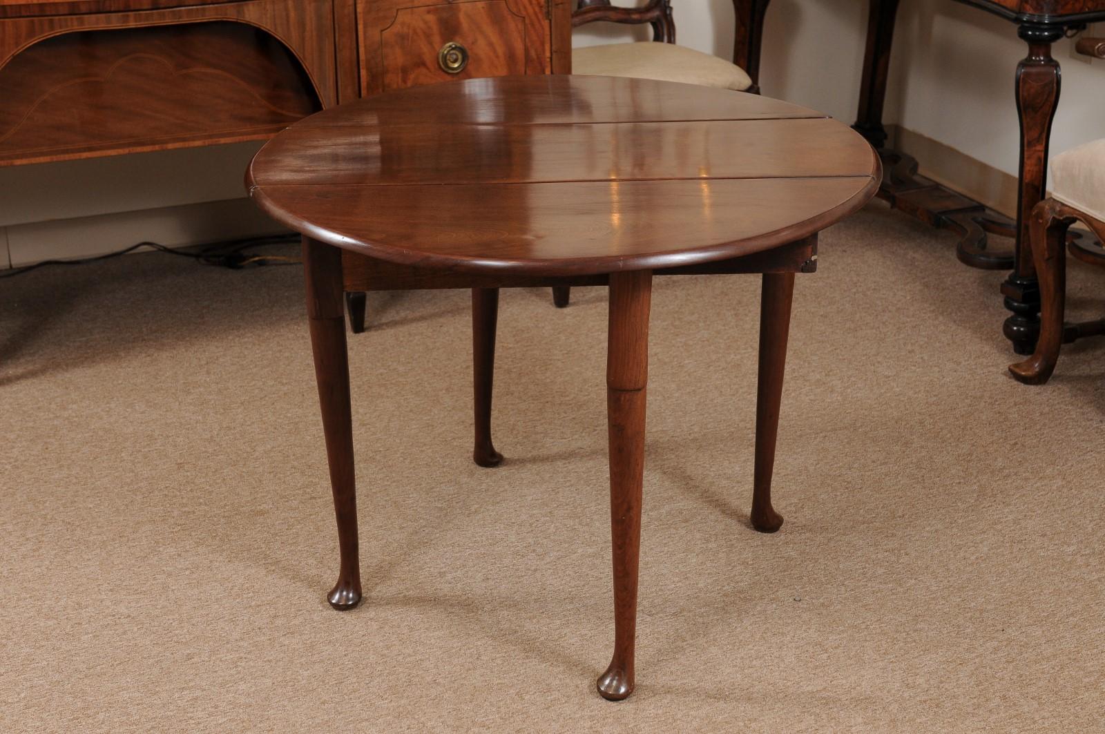 Queen Anne Drop Leaf Table in Walnut with Pad Feet In Good Condition For Sale In Atlanta, GA