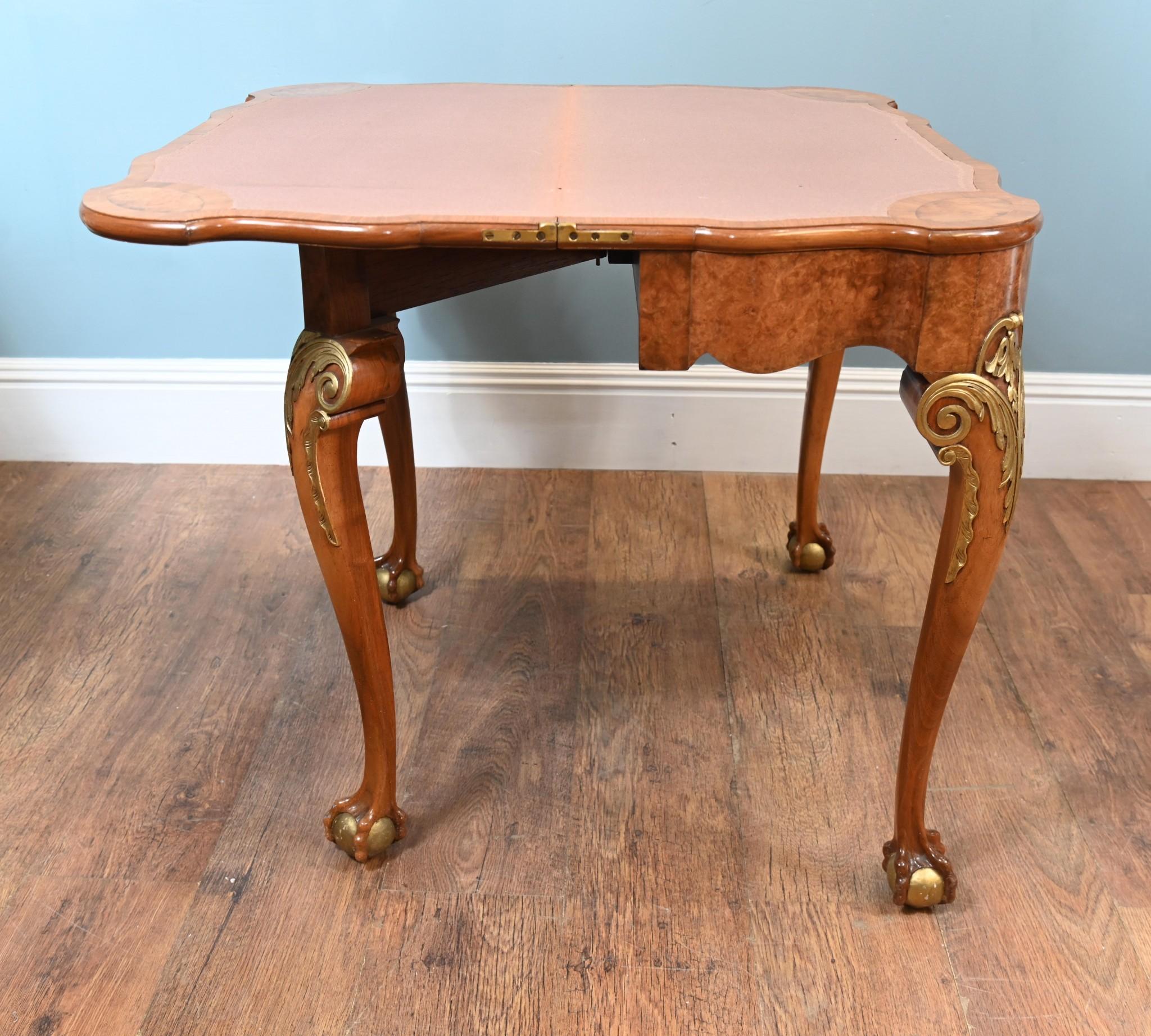 Tavolo da gioco Ball and Claw in stile Queen Anne di Epstein and Co. circa 1920
Noce di qualità pregiata con parziale doratura delle parti intagliate a mano.
Le gambe ad arco terminano con un design a sfera e artiglio.
Epstein and Co. era un'azienda