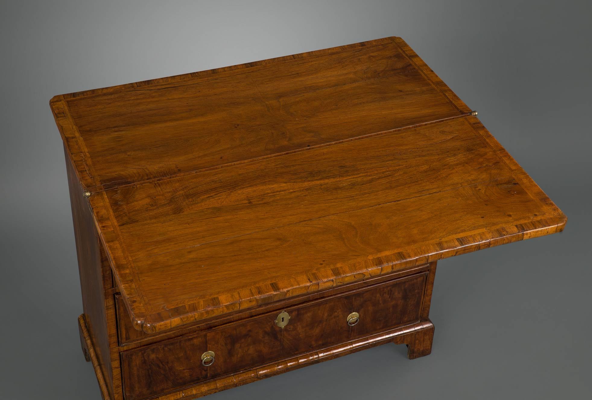 Queen Anne/George I Burr Walnut Bachelors Chest In Good Condition For Sale In New York, NY